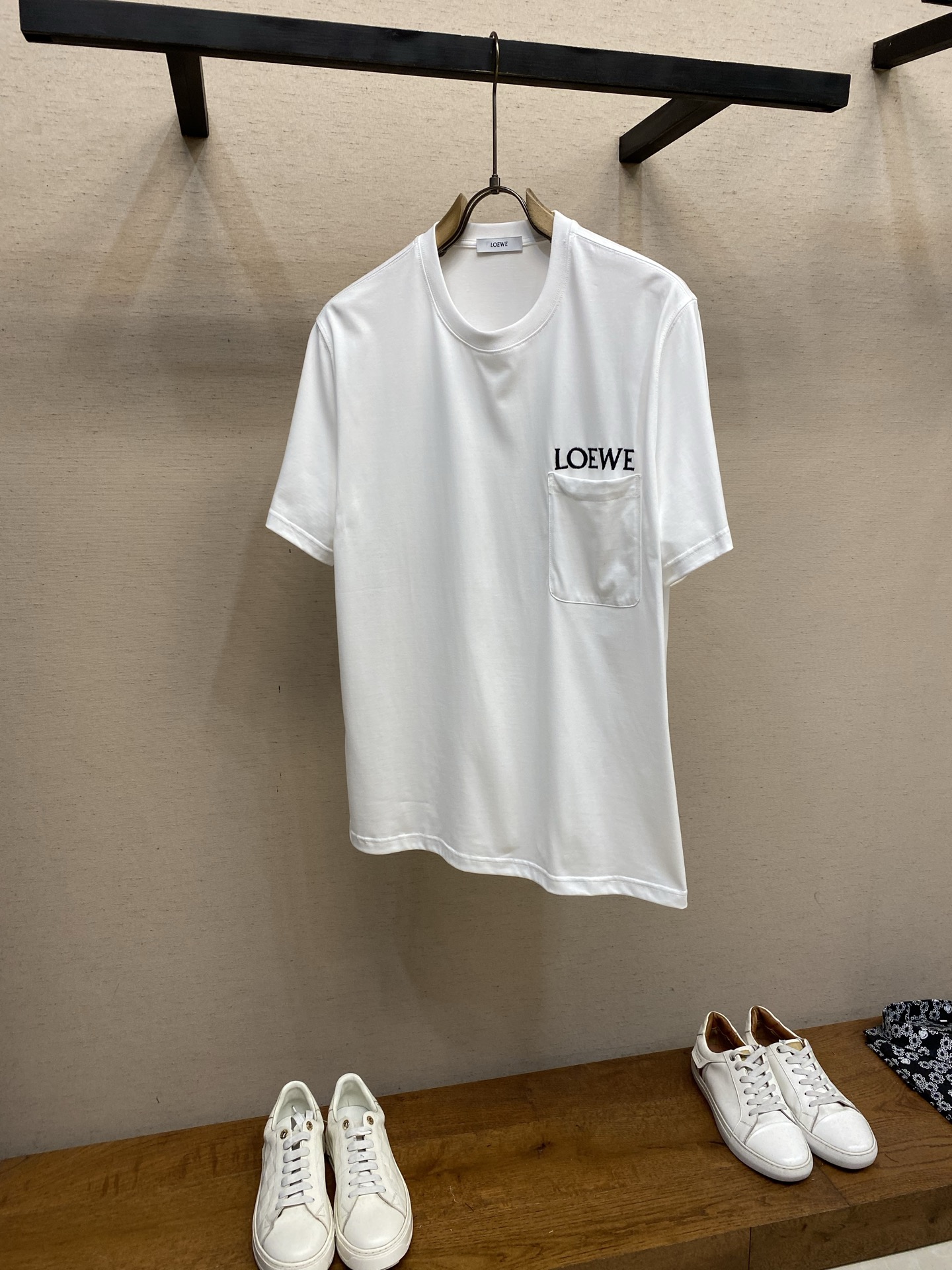 🌟🌟Loewe,新款短袖yyds😍 日常出门闭眼搭 定制纯棉弹力棉面料短袖T恤 魅力在于创造了简约奢华感的时尚,随意搭 🌟🌟Loewe,新款短袖yyds😍 日常出门闭眼搭 定制纯棉弹力棉面料短袖T恤 魅力在于创造了简约奢华感的时尚,随意搭