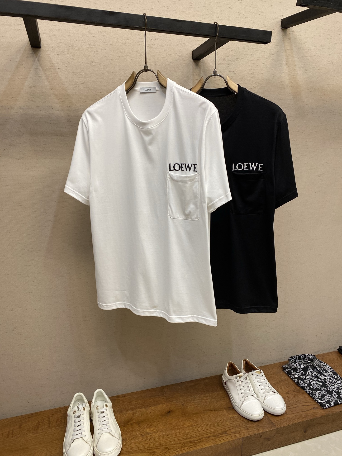 🌟🌟Loewe，新款短袖yyds😍 日常出门闭眼搭 定制纯棉弹力棉面料短袖T恤  魅力在于创造了简约奢华感的时尚,随意搭