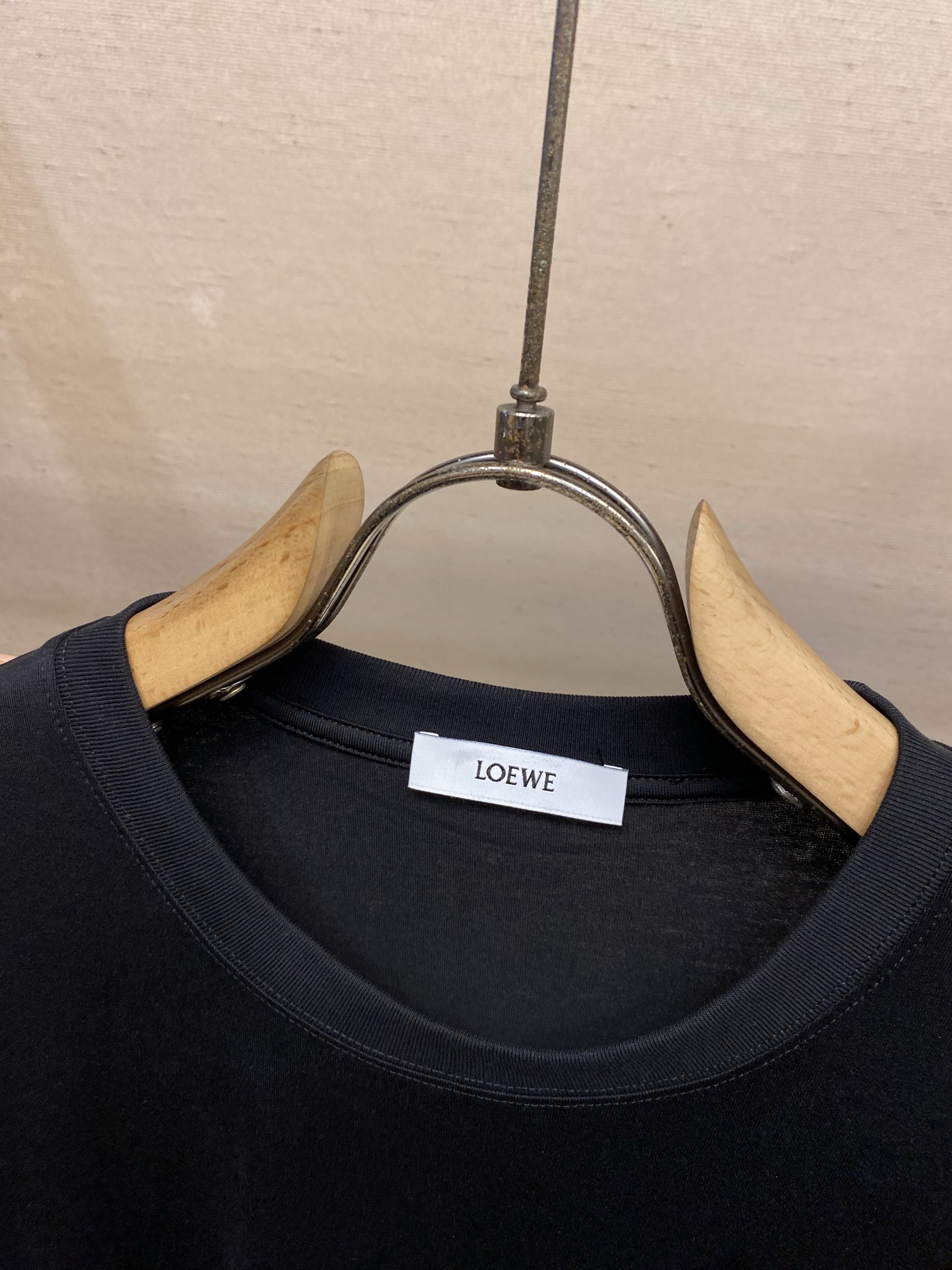 🌟🌟Loewe，新款短袖yyds😍 日常出门闭眼搭 定制纯棉弹力棉面料短袖T恤  魅力在于创造了简约奢华感的时尚,随意搭