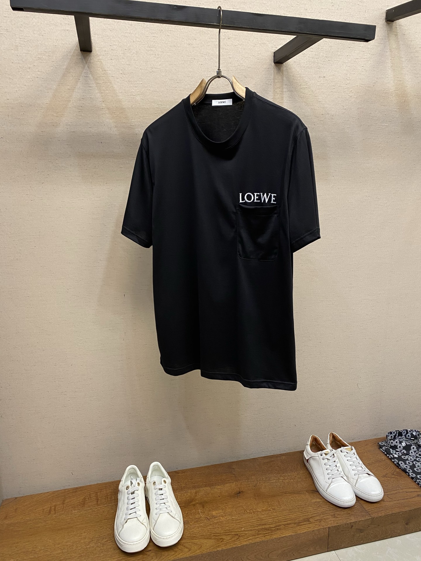 🌟🌟Loewe,新款短袖yyds😍 日常出门闭眼搭 定制纯棉弹力棉面料短袖T恤 魅力在于创造了简约奢华感的时尚,随意搭 🌟🌟Loewe,新款短袖yyds😍 日常出门闭眼搭 定制纯棉弹力棉面料短袖T恤 魅力在于创造了简约奢华感的时尚,随意搭