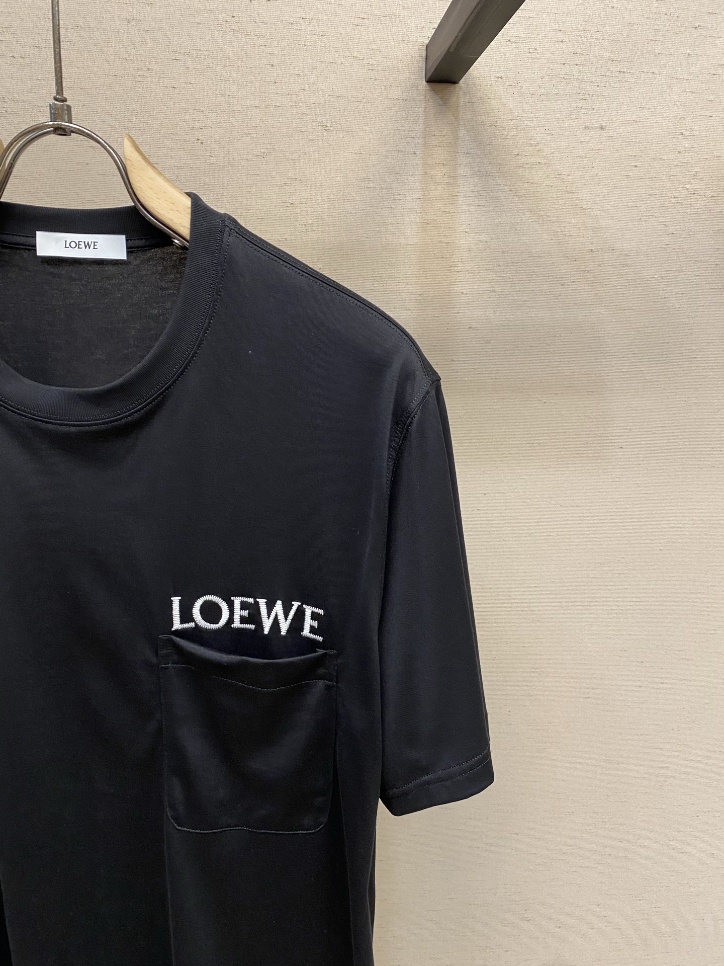 🌟🌟Loewe，新款短袖yyds😍 日常出门闭眼搭 定制纯棉弹力棉面料短袖T恤  魅力在于创造了简约奢华感的时尚,随意搭