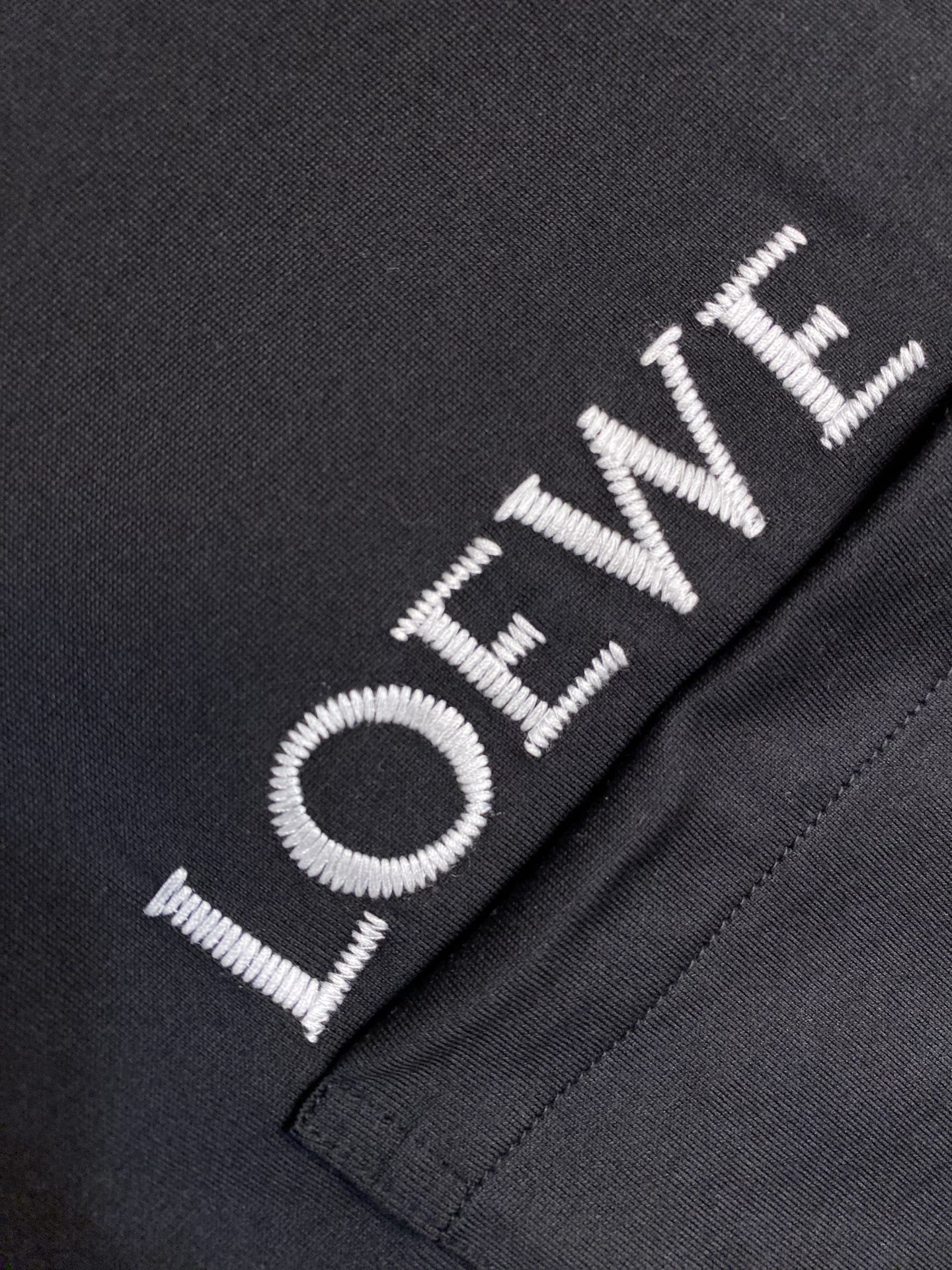 🌟🌟Loewe，新款短袖yyds😍 日常出门闭眼搭 定制纯棉弹力棉面料短袖T恤  魅力在于创造了简约奢华感的时尚,随意搭