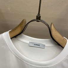 🌟🌟Loewe,新款短袖yyds😍 日常出门闭眼搭 定制纯棉弹力棉面料短袖T恤 魅力在于创造了简约奢华感的时尚,随意搭 🌟🌟Loewe,新款短袖yyds😍 日常出门闭眼搭 定制纯棉弹力棉面料短袖T恤 魅力在于创造了简约奢华感的时尚,随意搭