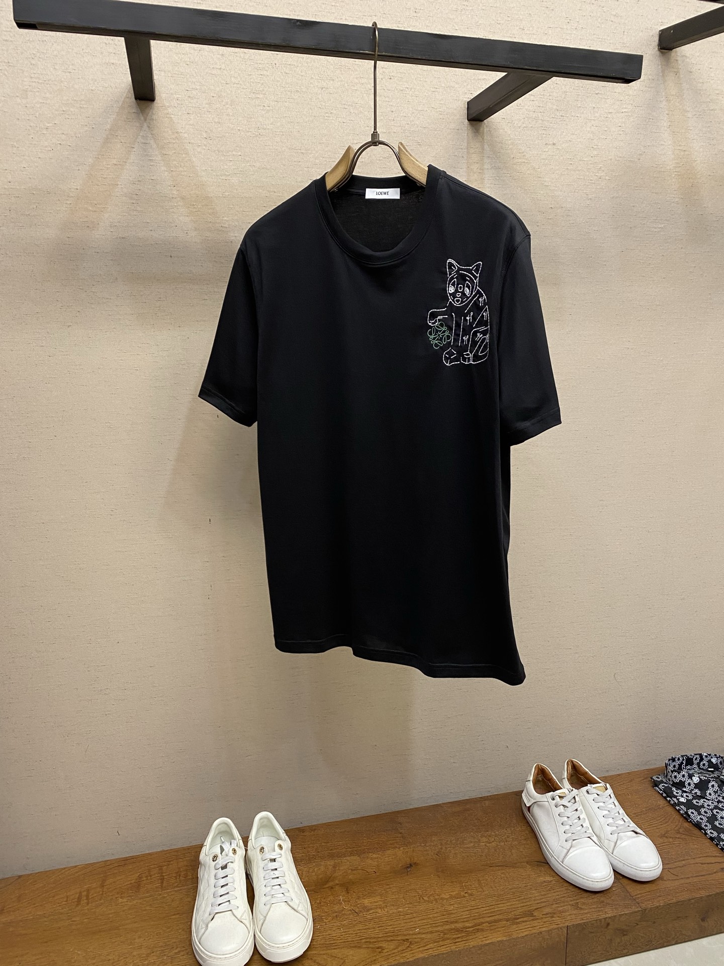 NO:848429,Loewe, new short-sleeved yyds, a daily outing with closed eyes. Customized pure cotton stretch cotton fabric short-sleeved T-shirt. The charm lies in creating a simple and luxurious fashion. You can match it casually to feel the unique British style. The loose version shows a casual and casual style, whether it is paired with jeans, casual pants, or skirts, it can show a unique personality. Size S-2xl,,loewe,skirts,jeans,T-shirt,tees,t-shirt,19860909Loewe,新款短袖yyds 日常出门闭眼搭 定制纯棉弹力棉面料短袖T恤 魅力在于创造了简约奢华感的时尚,随意搭配感受英式风格独特气质. 宽松的版型展现出休闲随意的风格,无论是搭配牛仔裤、休闲裤、还是裙子,都能展现出独特的个性 尺码S-2xl,,loewe,skirts,jeans,T-shirt,tees，t-shirt,,Men's clothing