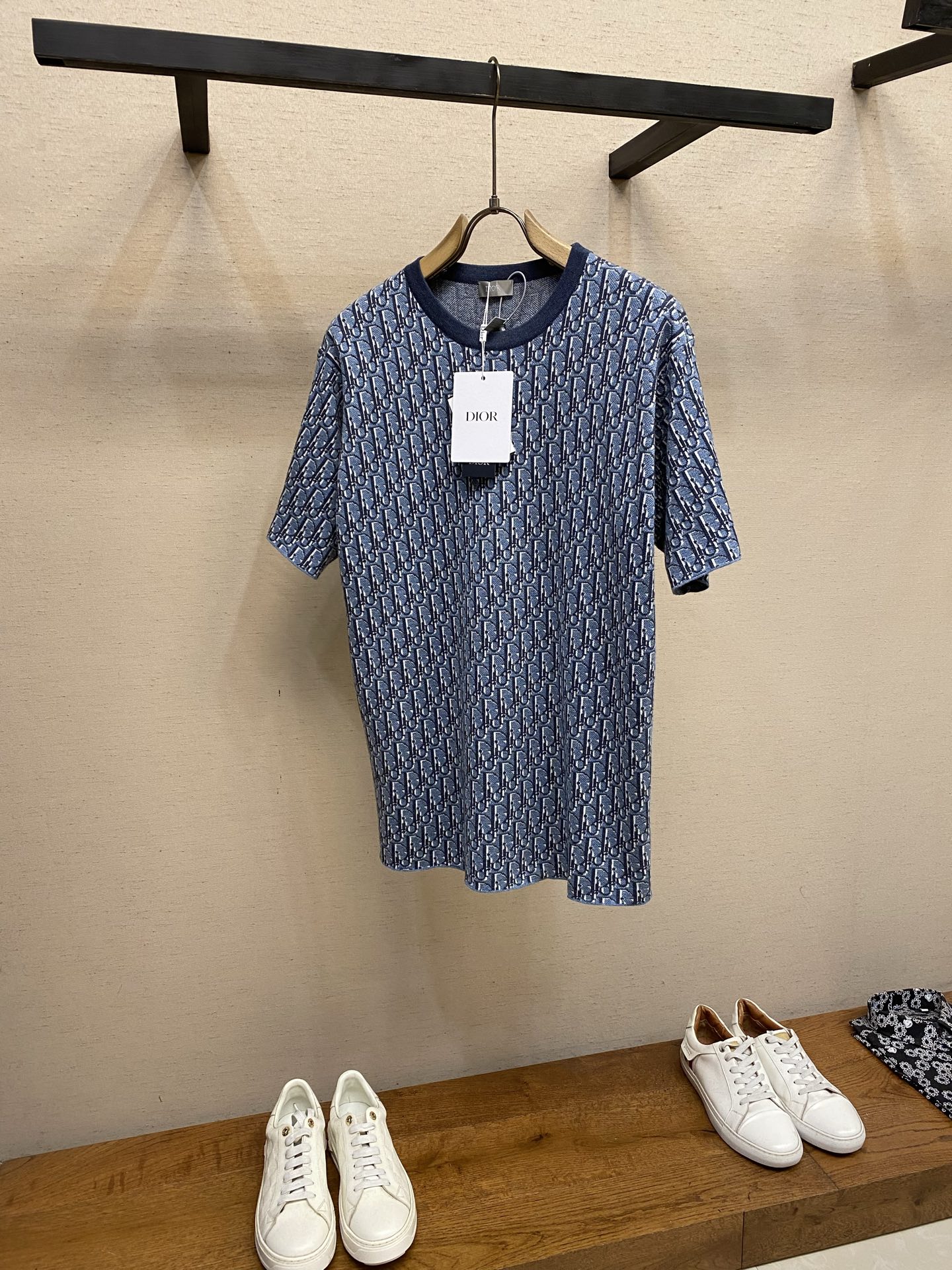 NO:848414,Dior, blue all-over jacquard cotton short-sleeved, genuine product purchased for 13500, custom-dyed 32-count double-thread blended colored cotton, using imported (Stoll) 14-knitting machine, wool jacquard, wool enzyme washing, customized 11 trademark b loose version, size S-XL, dior, T-shirt,19860909Dior,蓝色满身提花棉质短袖 正品13500购入 定染32支双线混纺彩棉 采用进口（Stoll）14针织机 毛料提花 毛料酵洗 定制11商标b宽松版型 尺码S-XL,,dior,T-shirt,,Men's clothing