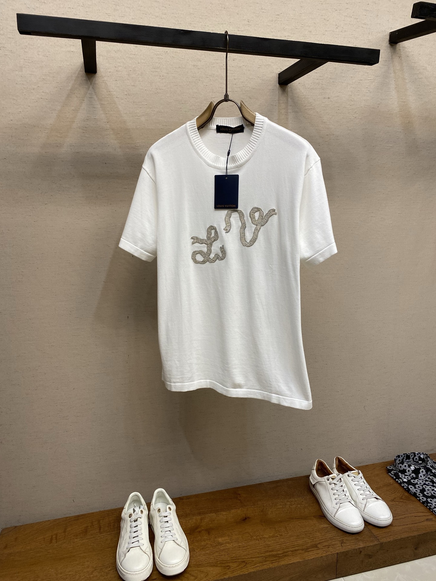 NO:848421,1V, cotton short-sleeved crew-neck shirt. Authentic 10800 purchased and developed. 60-count high-quality fine cotton yarn. Uses Muratec 14-needle imported machine from Japan. Wool wash. Customized 11 chapters. Customized 11 trademarks. Loose version. Size S-XL,, T-shirt,198609091V,棉质短袖圆领衫 正品10800购入开发 60支高品精疏棉纱 采用日本进口机Muratec14针 毛料洗水 定制11章仔 定制11商标 宽松版型 尺码S-XL,,T-shirt,,Men's clothing