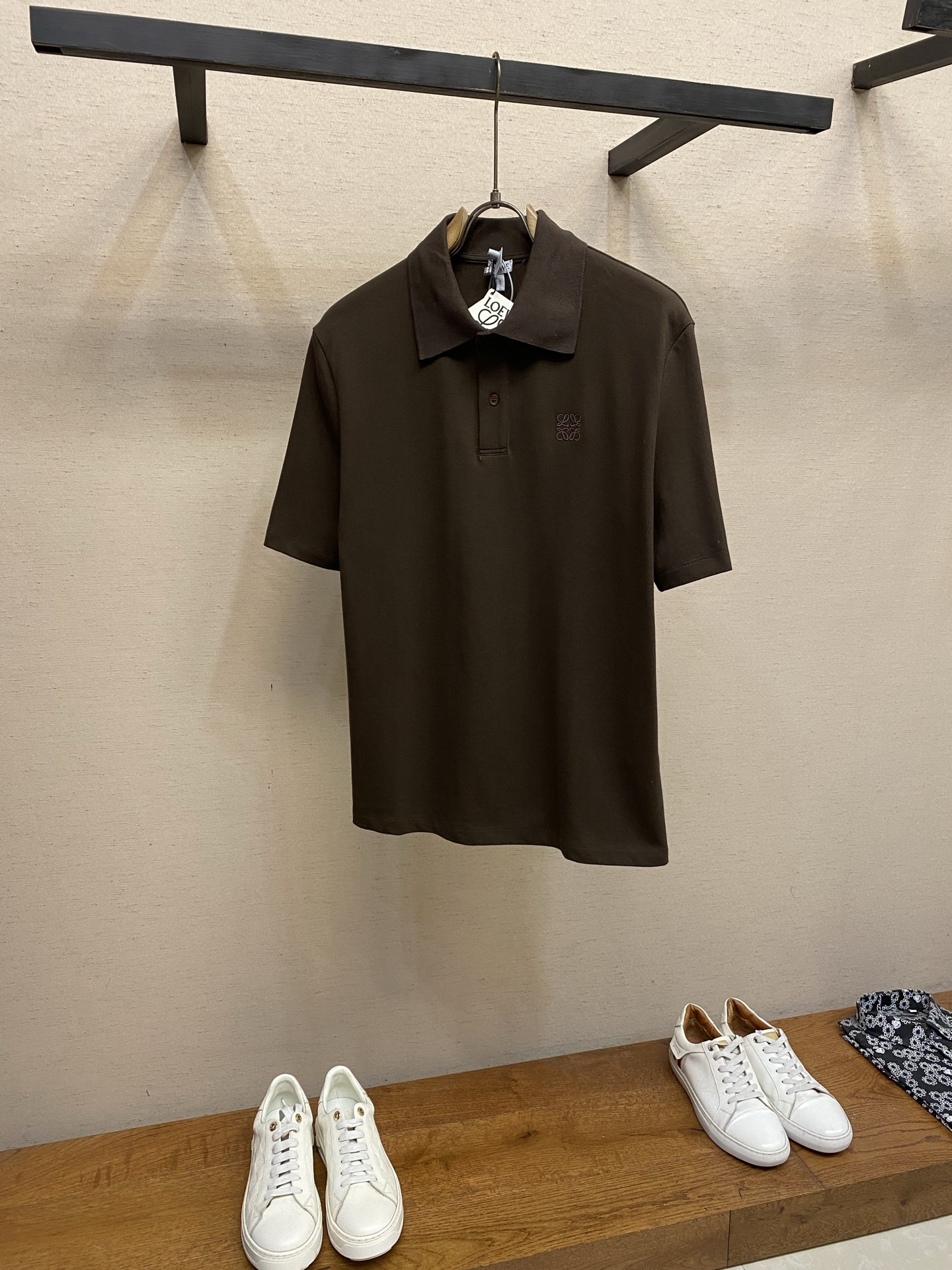 NO:848412,Loewe, cotton embroidered logo button Polo shirt, genuine 4800 purchase and development, 32-count cotton pique fabric 250g, flat machine rib, imported embroidery, fabric wash, customized 11 buttons, customized 11 trademarks, fit version, size S-XL,,loewe,19860909Loewe,棉质刺绣徽标纽扣Polo衫 正品4800购入开发 32支全棉珠地面料250克 扁机罗纹 进口刺绣 面料酵洗 定制11纽扣 定制11商标 合身版型 尺码S-XL,,loewe,,Men's clothing