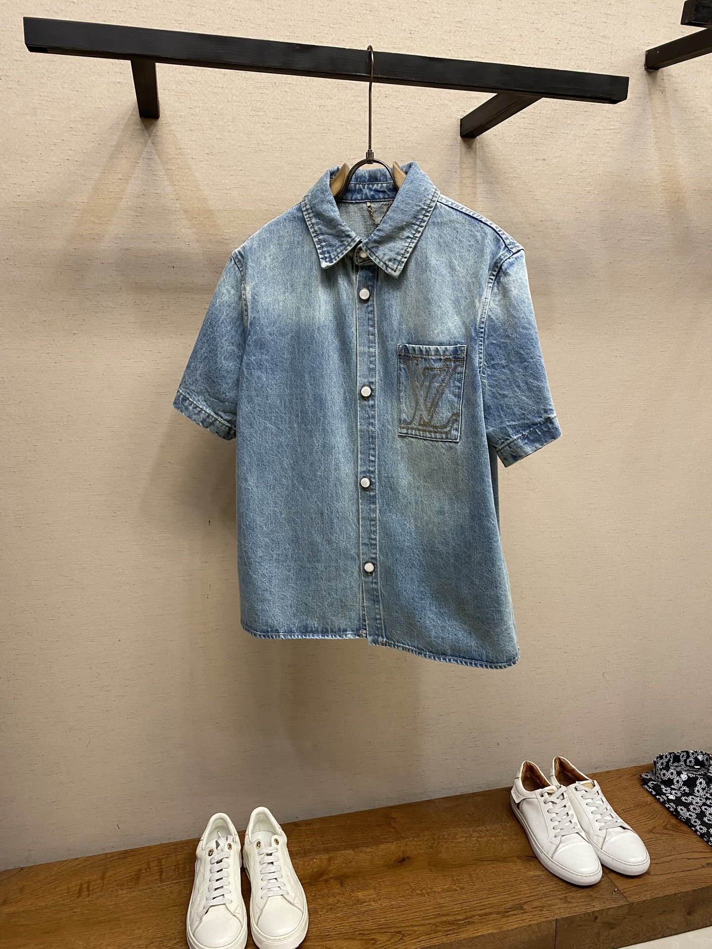 NO:849950,1V, embroidered pocket half-sleeve denim shirt  Originally purchased for RMB 10,800, the fabric is made of 7s*7s twill cotton denim, and the weft yarn is made of compact siro-spun raw cotton yarn. After special washing and vintage sand washing process, its surface presents a soft, frosty white fluff effect, which feels soft and comfortable, and has a better wearing experience. After scanning the embroidery position and size of the pocket, it is finely embroidered by an imported embroidery machine with thousands of needles. Every detail is  The design is in place, and the letter pattern outlines the design clearly. The embroidery is made of specific thick threads and is mainly made of single-needle lock embroidery. The stitches of this embroidery are fine. The placket buttons adopt the new pearl button opening and closing design, the pearl surface lettering is clear and delicate, environmentally friendly electroplating, the leather hook is matched with a bronze chain, the back leather label is also made of calfskin, full of texture, a full set of new accessories are customized simultaneously, and the details are perfect.  Size S-XL,,cowhide,198609091V,绣花口袋半袖牛仔衬衣 原10,800购入,面料采用7s*7s斜纹全棉牛仔布,纬纱采用紧密赛络纺原棉纱线.经过特殊洗水复古砂洗工艺处理,其表面呈现出一种柔和、霜白的绒毛效果手感柔软、舒适,穿着体验更佳.口袋位置扫描刺绣位置及尺寸后,由进口绣花机万针精绣而成,细节处理到位,字母图案勾勒设计清晰.刺绣对色特定粗线材质,主要采用单针锁绣,该绣品针脚细密.门襟纽扣引用新款珍珠纽扣开合设计,珍珠面刻字清晰细腻、环保电镀,真皮吊钩搭配古铜链条,后背皮标同样小牛皮材质,质感满满,全套新款辅料同步定制,细节处理完美 尺码S-XL,,cowhide,,Men's clothing