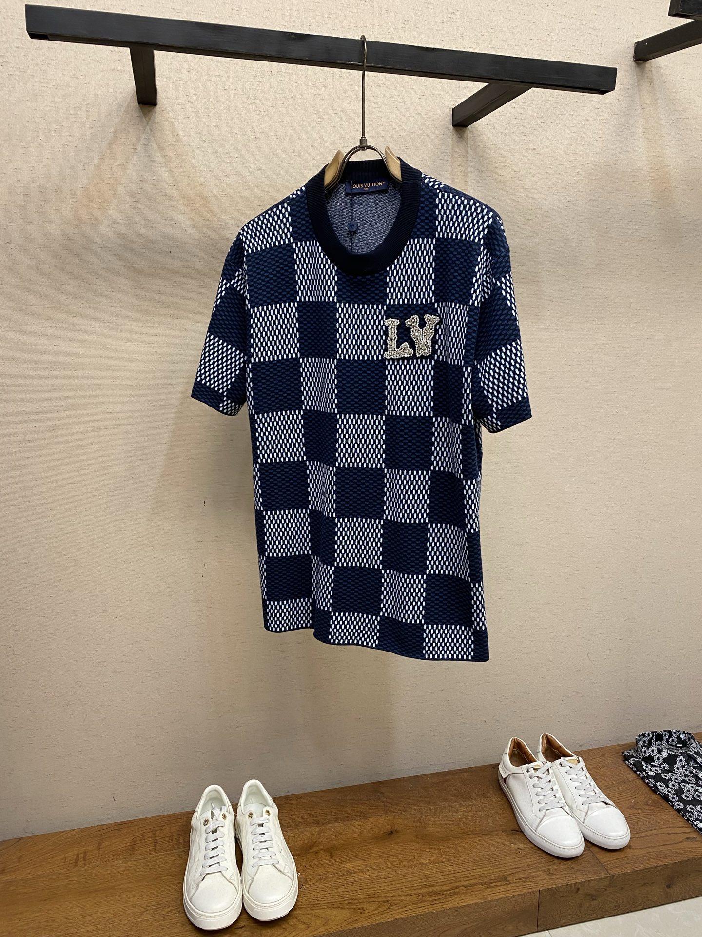 NO:848430,1V, checkerboard diamond-embellished cotton knitted short-sleeves. The wool material is tested according to the original yarn, and customized high-quality cotton yarn is used. Our customized cotton yarn has many manufacturing processes, and it needs to spin out the raw material core, and then hook the yarn on the machine for secondary processing and thread the raw material core!  When dyeing is done, you can only use a high-temperature dyeing vat. If the temperature is not enough, the yarn will be dyed unevenly!  It takes several hours to dry at low temperature. If the temperature is too high, it will be scrapped. After dyeing, you can only use a slow machine to beat the hair. Fast machines are prone to problems with thick and thin wool bars. The fabric pieces are woven using imported machines in parallel and even speed. Each piece takes 270 minutes, and the knot-free rate is as high as 95. Sizes S-XL, T-shirt,198609091V,棋盘格钻饰棉质针织短袖 毛料根据原版纱线进行检测,采用定做的高品棉纱纱线,我们定做的棉纱做工工序多,需要纺出原料芯,在进行二次加工上机勾纱,穿原料芯！做完在进行染色,染色缸只能找高温缸,温度不够纱会染色不均匀！出来进行烘干要低温烘干需要几个小时,温度太高直接报废；染完色进行打毛只能慢机打,打快机容易出现粗细毛横杠的问题.织片采用进口机进行平行均速编织,每件耗时270分钟,无结头率高达到95. 尺码S-XL,,T-shirt,,Men's clothing