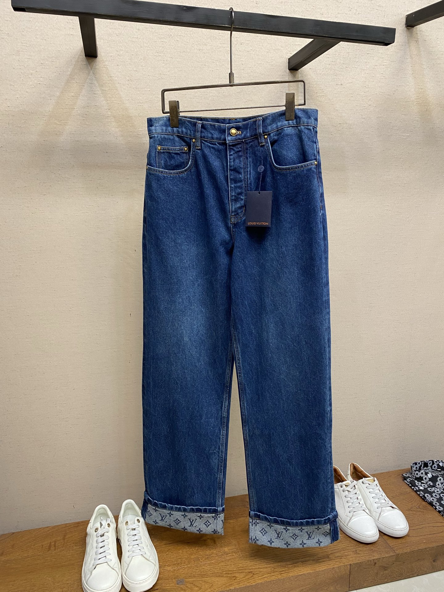 NO:849947,1V, Louis 26SS rolled-hem hem jacquard leather brand LOGO jeans, sizes 28, 30, 32, 34, 36,, louis vuitton, jeans,198609091V,路易 26SS 卷边裤脚字母提花皮牌LOGO牛仔裤 尺码28,30,32,34,36,,louis vuitton,jeans,,Men's clothing