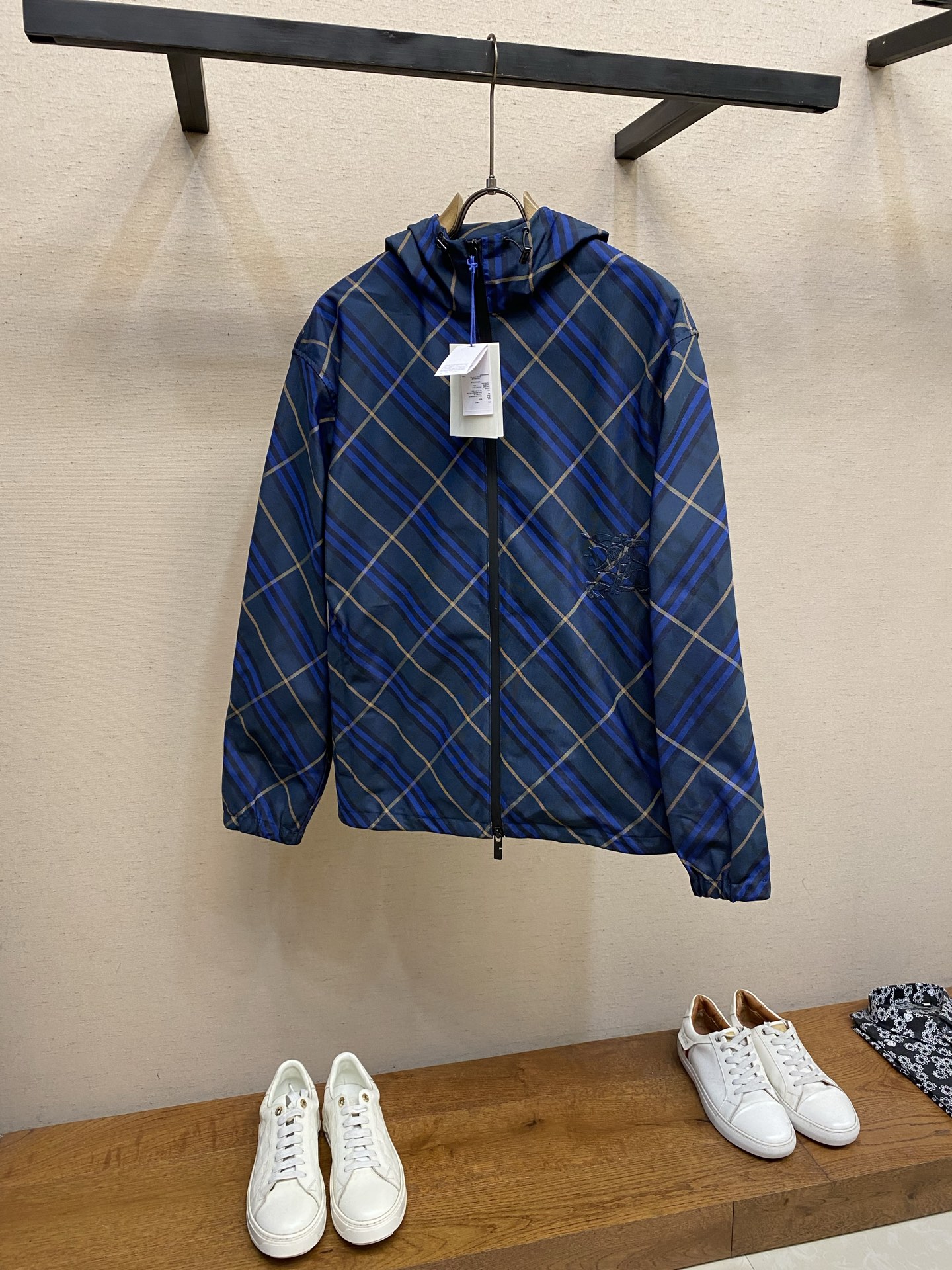 NO:849976,BBR, dark blue twill embroidered jacket. Fabric 1 selection. High-density woven fabric woven from polyester fiber. It has specific high-strength, anti-wrinkle and quick-drying properties. The high-density weaving method increases its durability and windproofness, has good breathability, and presents a subtle texture on the surface. The fabric characteristics make the appearance more crisp, the color saturated, and the texture improved. Process 1  Use positioning cutting machine equipment to accurately cut fabrics, and improve the overall quality through optical positioning and mechanical positioning. Ensure that each product meets the high standards of alignment. During the sewing process, the master will always ensure that each piece of fabric can be aligned after being linked, which also greatly increases the process time. Process 2  The CAD plate making system is used to preset the physical embroidery area and the laser area, and the high-precision war horse embroidery with nearly 9,000 stitches is formed through the 1000rpm needle speed of the embroidery machine. The laser cutting process is then used to accurately remove the base fabric at the embroidery edge area. The laser accuracy of ±0.1mm makes the embroidery smooth and without burrs. Sizes S-XL, jackets & coats,19860909BBR,深蓝色斜格纹饰刺绣夹克 面料1选择 选用聚酯纤维编织而成的高密度梭织面料.其本身具体高强度,抗皱和快干的特性,高密织法增加其耐用性和防风性,透气性俱佳,表面呈现细微的纹理.面料特性使外观更挺括,色彩饱和,提升质感. 工艺1 使用定位裁床设备进行精准裁剪布料,通过光学定位和机械定位提高整体质量.确保每一件产品都符合对位对格的高标准.缝纫过程中,师傅会时刻保证每一片面料链接之后能对位对格,这样也大大增加了工序时长. 工艺2 采用CAD制版系统预设实体绣区域和激光区域,通过绣花机1000rpm针速形成近9000针的高精度战马刺绣.再使用激光切割工艺,在绣花边缘区域精准移除底布面料,±0.1mm的激光精度使绣体平滑无毛边. 尺码S-XL,,jackets & coats,,Men's clothing