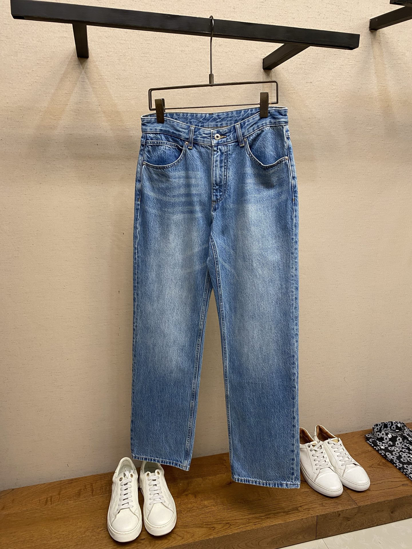 NO:849953,BV, 2026ss is easy to wear without being picky about your figure. There are not many restrictions on matching. It can be used casually and concisely to set off other items to show your own style and posture~ I have to give it a thumbs up for its practicality. There is no choice in the version/detailed design. Whoever wears it will look better. This pair of jeans really modifies the leg shape better than you think. The overall focus is on comfort. The size of the trouser legs is just right. It makes the legs slimmer and straighter. It can easily be worn to create long legs that fill the whole screen, and the elongated proportions are full of aura!  It can be matched with any style of item, and can be matched with various T-shirts/shirts and knitted jackets. You don’t have to worry about matching for daily outings. Size 30-38 No 35,,bottega veneta,jeans,jackets & coats,shirts,tees,t-shirt,19860909BV,2026ss好穿不挑身材在搭配上没有太多的限制 随意简洁的衬托其他单品,来展现自己的风格姿态～ 对于它的实穿性不得不竖起一个大拇指了,版型／细节设计没得挑,谁穿谁好看.这款牛仔裤真的要比你想象中更加修饰腿型,整体以舒适为主,裤腿大小做的恰到好处,显瘦显腿直,轻松穿出满屏的大长腿,拉长比例气场全开！ 可以百搭任何风格的单品,搭配各种T恤／衬衫,针织外套都可,日常外出不必再为搭配而烦恼了 尺码30-38 无35,,bottega veneta,jeans,jackets & coats,shirts,tees，t-shirt,,Men's clothing