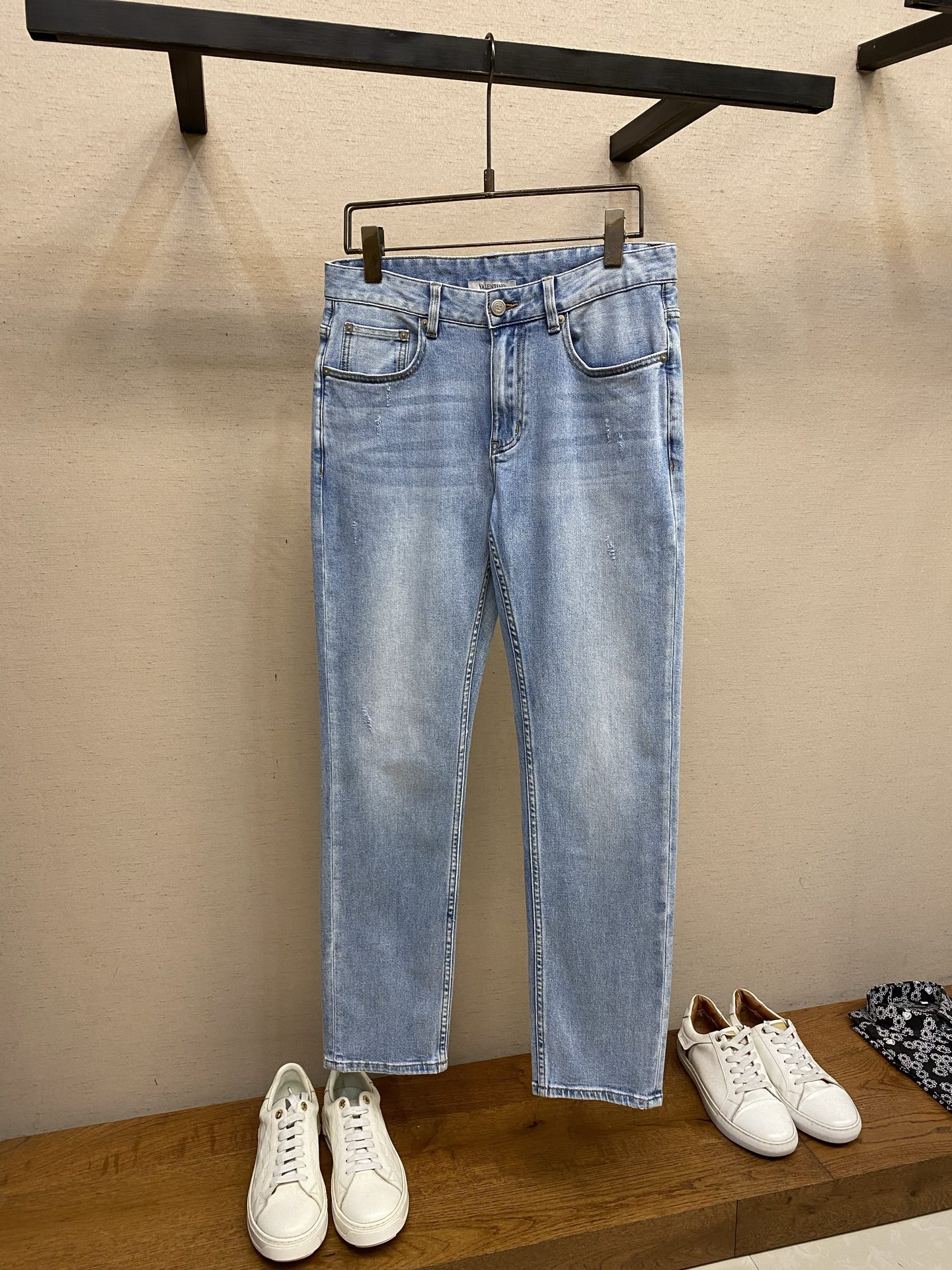 NO:849956,VLT…….2026ss is easy to wear without being picky about your figure. There are not many restrictions on matching. It can be casually and concisely set off other items to show your own style and posture~ I have to give it a thumbs up for its practicality. There is no choice in version/detail design. Whoever wears it will look better. These jeans really modify the leg shape better than you think. The overall focus is on comfort. The size of the trouser legs is just right. They look slim and straight. They can easily wear long legs that fill the whole screen, and the elongated proportions are full of aura!  It can be matched with any style of item, and can be matched with various T-shirts/shirts and knitted jackets. You don’t have to worry about matching for daily outings. Sizes 29-38, no 37, jeans, jackets & coats, shirts, tees, t-shirt,19860909VLT…….2026ss好穿不挑身材在搭配上没有太多的限制 随意简洁的衬托其他单品,来展现自己的风格姿态～ 对于它的实穿性不得不竖起一个大拇指了,版型／细节设计没得挑,谁穿谁好看.这款牛仔裤真的要比你想象中更加修饰腿型,整体以舒适为主,裤腿大小做的恰到好处,显瘦显腿直,轻松穿出满屏的大长腿,拉长比例气场全开！ 可以百搭任何风格的单品,搭配各种T恤／衬衫,针织外套都可,日常外出不必再为搭配而烦恼了 尺码29-38,无37,,jeans,jackets & coats,shirts,tees，t-shirt,,Men's clothing