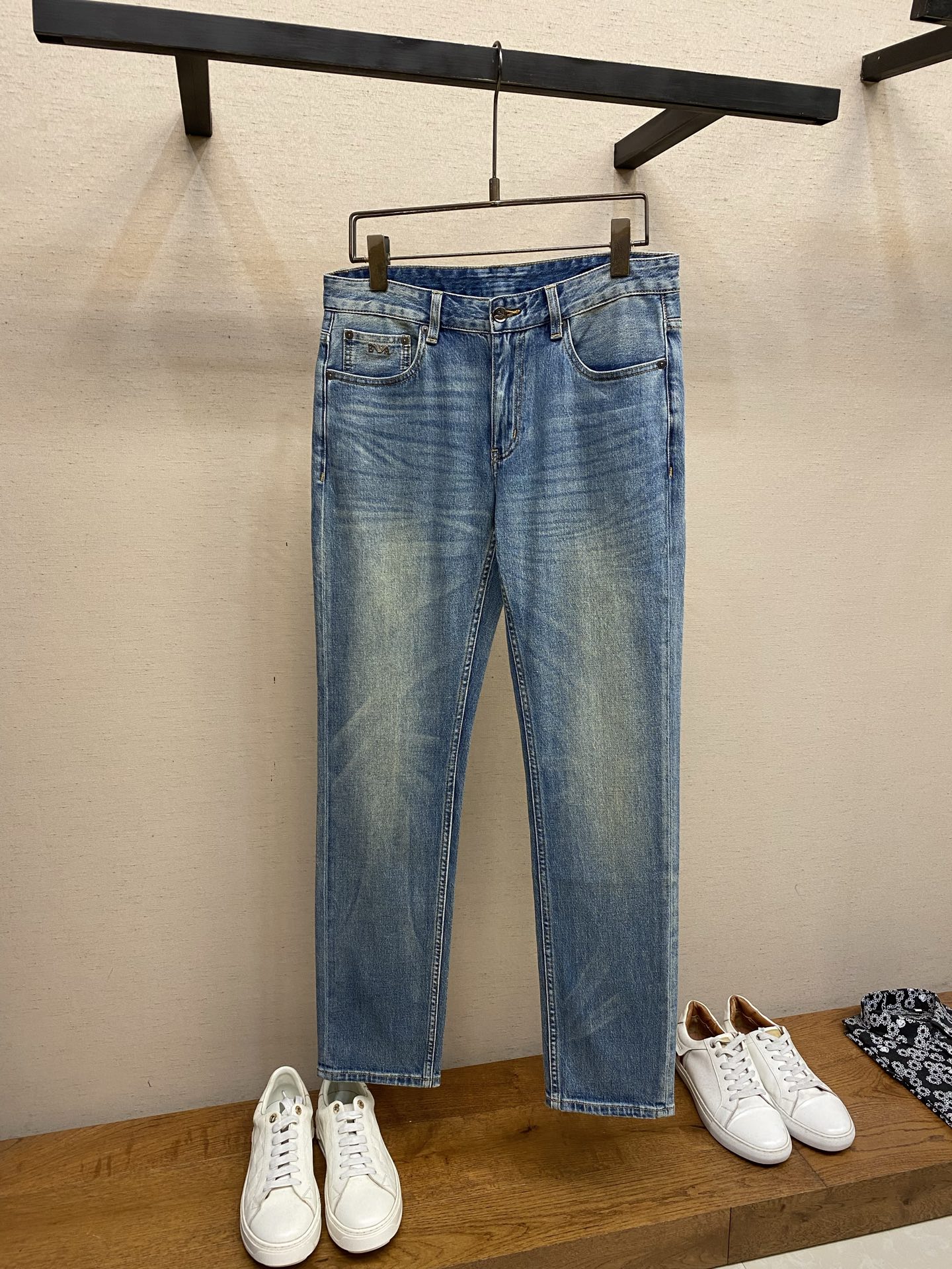 NO:849962,Armani, 2026ss is easy to wear and does not have to be picky about your figure. There are not many restrictions in matching. It can be casually and concisely set off other items to show your own style and posture~ I have to give it a thumbs up for its practicality. There is no choice in version/detail design. Whoever wears it will look better. This pair of jeans is really more flattering than you think. The overall focus is on comfort. The size of the trouser legs is just right. It makes the legs slimmer and straighter. It can easily be worn to create long legs that fill the whole screen, and the elongated proportions are full of aura!  It can be matched with any style of item, and can be matched with various T-shirts/shirts and knitted jackets. You don’t have to worry about matching for daily outings. Sizes 29-38, no 37, armani, jeans, jackets & coats, shirts, tees, t-shirt,19860909Armani,2026ss好穿不挑身材在搭配上没有太多的限制 随意简洁的衬托其他单品,来展现自己的风格姿态～ 对于它的实穿性不得不竖起一个大拇指了,版型／细节设计没得挑,谁穿谁好看.这款牛仔裤真的要比你想象中更加修饰腿型,整体以舒适为主,裤腿大小做的恰到好处,显瘦显腿直,轻松穿出满屏的大长腿,拉长比例气场全开！ 可以百搭任何风格的单品,搭配各种T恤／衬衫,针织外套都可,日常外出不必再为搭配而烦恼了 尺码29-38,无37,,armani,jeans,jackets & coats,shirts,tees，t-shirt,,Men's clothing