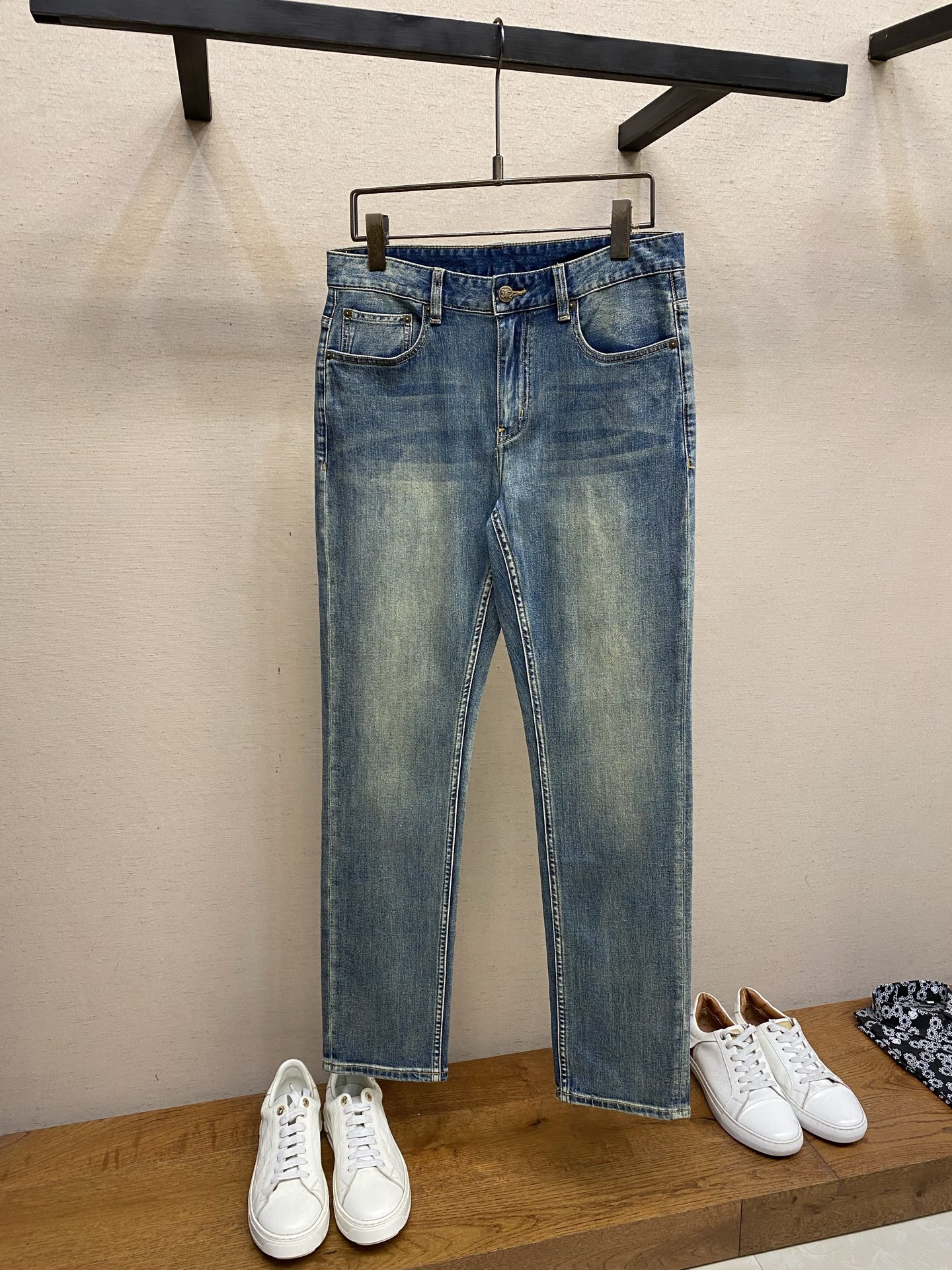 NO:849965,BBR, 2026ss is easy to wear without being picky about your body shape. There are not many restrictions in matching. It can be casually and concisely set off other items to show your own style and posture~ I have to give it a thumbs up for its practicality. There is no choice in version/detail design. Whoever wears it will look better. This pair of jeans really modifies the leg shape better than you think. The overall focus is on comfort. The size of the trouser legs is just right. It makes the legs slimmer and straighter. It is easy to wear long legs that fill the whole screen, and the elongated proportions are full of aura!  It can be matched with any style of item, and can be matched with various T-shirts/shirts and knitted jackets. You don’t have to worry about matching for daily outings. Sizes 29-38, no 37, jeans, jackets & coats, shirts, tees, t-shirt,19860909BBR,2026ss好穿不挑身材在搭配上没有太多的限制 随意简洁的衬托其他单品,来展现自己的风格姿态～ 对于它的实穿性不得不竖起一个大拇指了,版型／细节设计没得挑,谁穿谁好看.这款牛仔裤真的要比你想象中更加修饰腿型,整体以舒适为主,裤腿大小做的恰到好处,显瘦显腿直,轻松穿出满屏的大长腿,拉长比例气场全开！ 可以百搭任何风格的单品,搭配各种T恤／衬衫,针织外套都可,日常外出不必再为搭配而烦恼了 尺码29-38,无37,,jeans,jackets & coats,shirts,tees，t-shirt,,Men's clothing