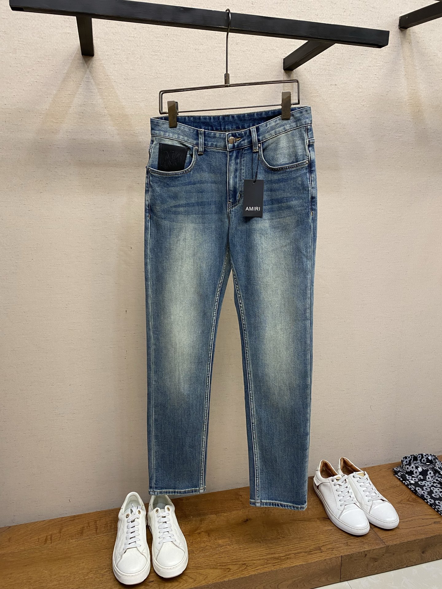 NO:849968,AMIRI, 2026ss is easy to wear without being picky about your body shape. There are not many restrictions on matching. It can be used casually and concisely to set off other items to show your own style and posture~ I have to give it a thumbs up for its practicality. There is no choice in version/detail design. Whoever wears it will look better. This pair of jeans really modifies the leg shape better than you think. The overall focus is on comfort. The size of the trouser legs is just right. It makes the legs slimmer and straighter. It can easily be worn to create long legs that fill the whole screen, and the elongated proportions are full of aura!  It can be matched with any style of item, and can be matched with various T-shirts/shirts and knitted jackets. You don’t have to worry about matching for daily outings. Sizes 29-38, no 37, amiri, jeans, jackets & coats, shirts, tees, t-shirt,19860909AMIRI,2026ss好穿不挑身材在搭配上没有太多的限制 随意简洁的衬托其他单品,来展现自己的风格姿态～ 对于它的实穿性不得不竖起一个大拇指了,版型／细节设计没得挑,谁穿谁好看.这款牛仔裤真的要比你想象中更加修饰腿型,整体以舒适为主,裤腿大小做的恰到好处,显瘦显腿直,轻松穿出满屏的大长腿,拉长比例气场全开！ 可以百搭任何风格的单品,搭配各种T恤／衬衫,针织外套都可,日常外出不必再为搭配而烦恼了 尺码29-38,无37,,amiri,jeans,jackets & coats,shirts,tees，t-shirt,,Men's clothing
