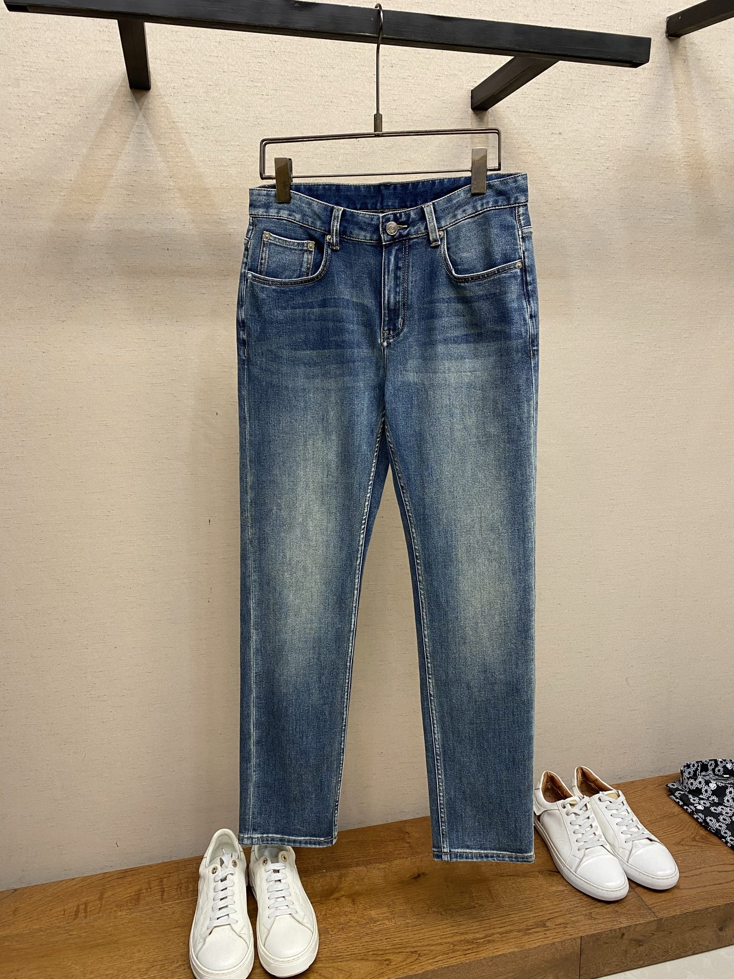 NO:849971,Berluti, 2026ss is easy to wear without being too picky about your body shape. There are not many restrictions on matching. It can be used casually and concisely to set off other items to show your own style and posture. I have to give it a thumbs up for its practicality. There is no choice in version/detail design. Whoever wears it will look better. This pair of jeans really modifies the leg shape better than you think. The overall focus is on comfort. The size of the trouser legs is just right. It makes the legs slimmer and straighter. It can easily be worn to create long legs that fill the whole screen, and the elongated proportions are full of aura!  It can be matched with any style of item, and can be matched with various T-shirts/shirts and knitted jackets. You don’t have to worry about matching for daily outings. Sizes 29-38, no 37, jeans, jackets & coats, shirts, tees, t-shirt,19860909Berluti,2026ss好穿不挑身材在搭配上没有太多的限制 随意简洁的衬托其他单品,来展现自己的风格姿态～ 对于它的实穿性不得不竖起一个大拇指了,版型／细节设计没得挑,谁穿谁好看.这款牛仔裤真的要比你想象中更加修饰腿型,整体以舒适为主,裤腿大小做的恰到好处,显瘦显腿直,轻松穿出满屏的大长腿,拉长比例气场全开！ 可以百搭任何风格的单品,搭配各种T恤／衬衫,针织外套都可,日常外出不必再为搭配而烦恼了 尺码29-38,无37,,jeans,jackets & coats,shirts,tees，t-shirt,,Men's clothing