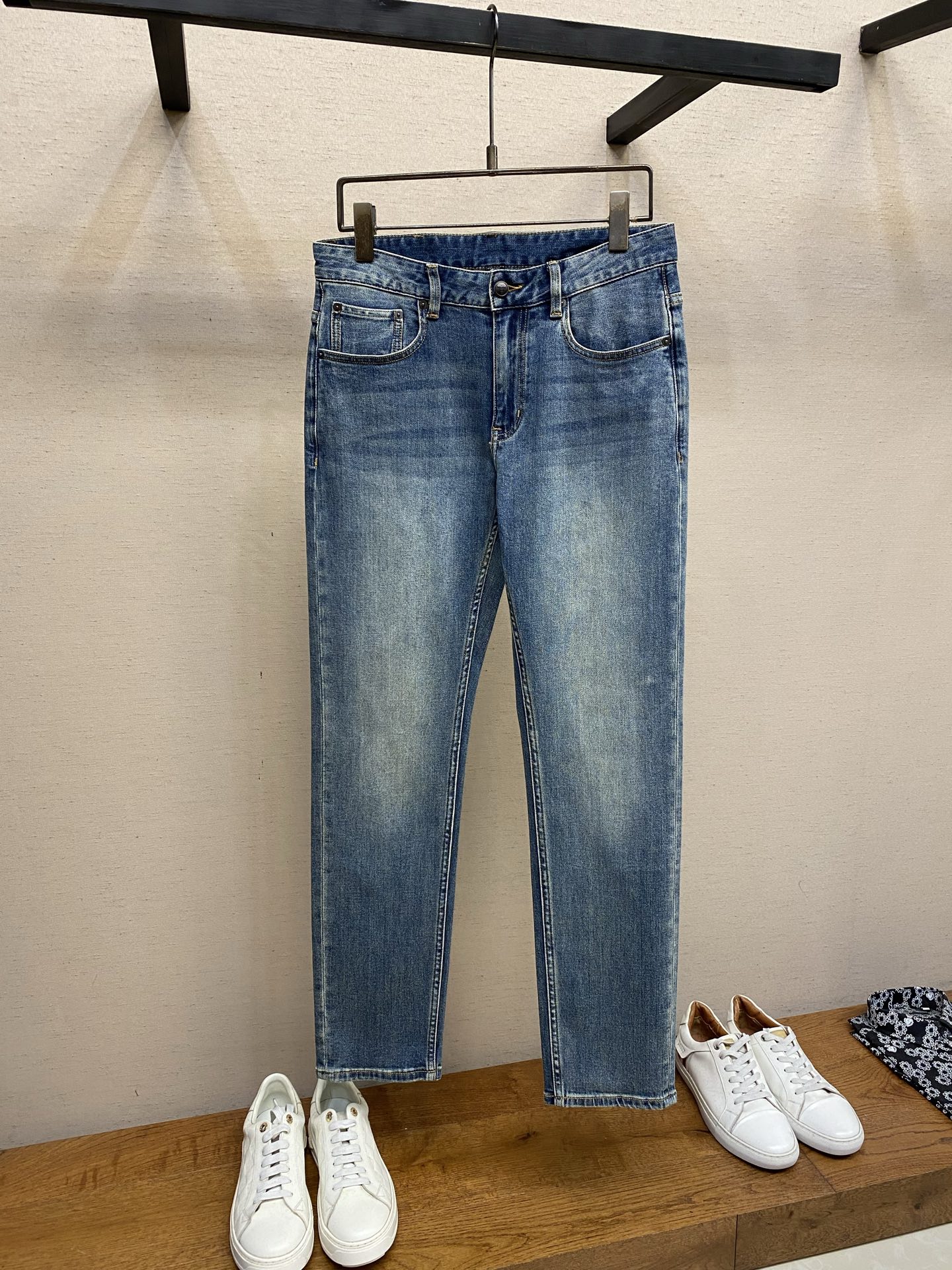 NO:849973,Prada, 2026ss is easy to wear without being too picky about your figure. There are not many restrictions in matching. It can be used casually and concisely to set off other items to show your own style and posture. I have to give it a thumbs up for its practicality. There is no choice in the version/detailed design. Whoever wears it will look better. This pair of jeans really modifies the leg shape better than you think. The overall focus is on comfort. The size of the trouser legs is just right. It makes the legs slimmer and straighter. It can easily be worn to create long legs that fill the whole screen, and the elongated proportions are full of aura!  It can be matched with any style of item, and can be matched with various T-shirts/shirts and knitted jackets. You don’t have to worry about matching for daily outings. Sizes 29-38, no 37, prada, jeans, jackets & coats, shirts, tees, t-shirt,19860909Prada,2026ss好穿不挑身材在搭配上没有太多的限制 随意简洁的衬托其他单品,来展现自己的风格姿态～ 对于它的实穿性不得不竖起一个大拇指了,版型／细节设计没得挑,谁穿谁好看.这款牛仔裤真的要比你想象中更加修饰腿型,整体以舒适为主,裤腿大小做的恰到好处,显瘦显腿直,轻松穿出满屏的大长腿,拉长比例气场全开！ 可以百搭任何风格的单品,搭配各种T恤／衬衫,针织外套都可,日常外出不必再为搭配而烦恼了 尺码29-38,无37,,prada,jeans,jackets & coats,shirts,tees，t-shirt,,Men's clothing
