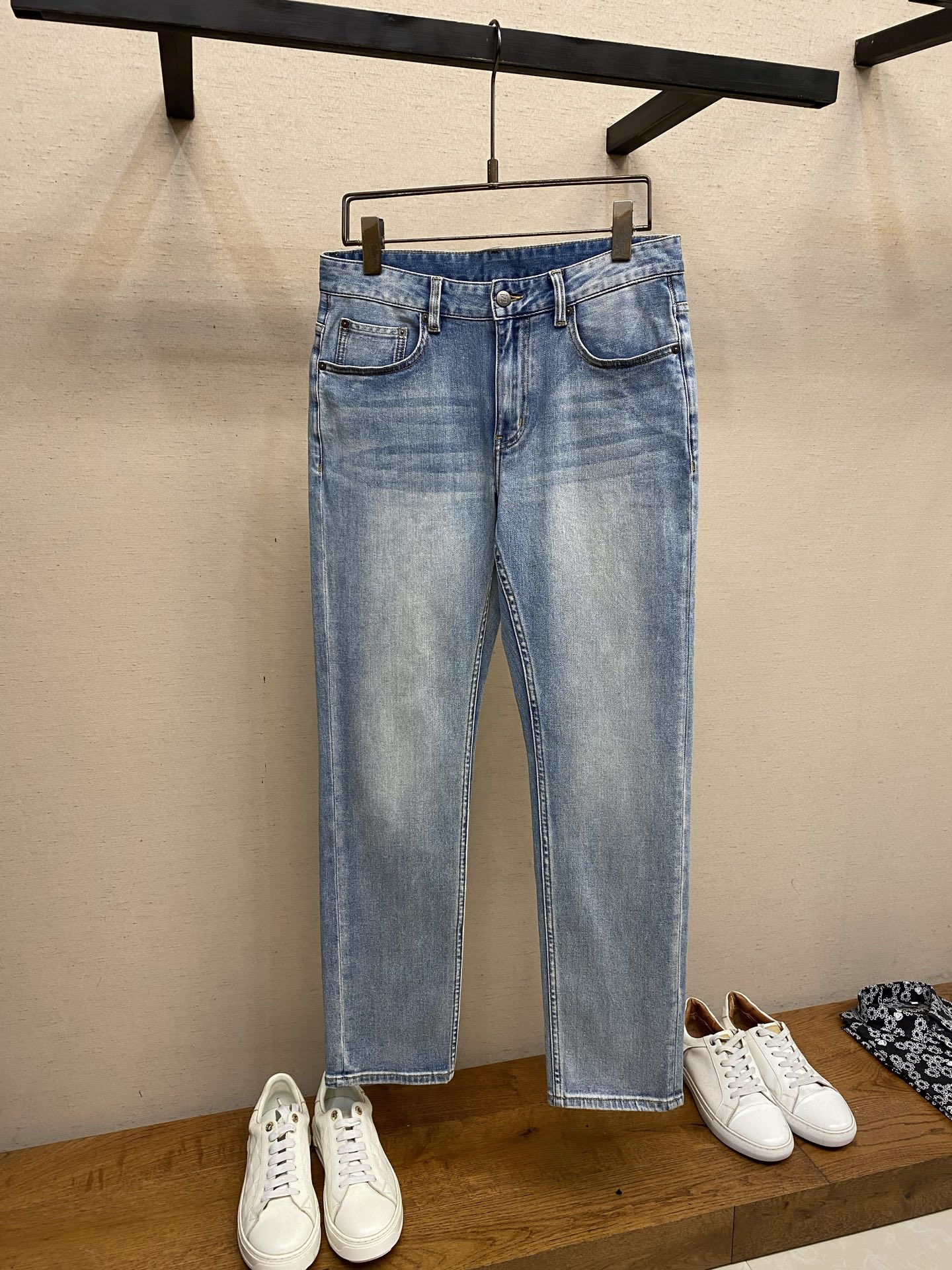 NO:849975,Fendi, 2026ss is easy to wear without being picky about your body shape. There are not many restrictions on matching. It can be casually and concisely set off other items to show your own style and posture. I have to give it a thumbs up for its practicality. There is no choice in version/detail design. Whoever wears it will look better. These jeans really modify the leg shape better than you think. The overall focus is on comfort. The size of the trouser legs is just right. They look slim and straight. They can easily wear long legs that fill the whole screen. The elongated proportions are full of aura!  It can be matched with any style of item, and can be matched with various T-shirts/shirts and knitted jackets. You don’t have to worry about matching for daily outings. Sizes 29-38, no 37, fendi, jeans, jackets & coats, shirts, tees, t-shirt,19860909Fendi,2026ss好穿不挑身材在搭配上没有太多的限制 随意简洁的衬托其他单品,来展现自己的风格姿态～ 对于它的实穿性不得不竖起一个大拇指了,版型／细节设计没得挑,谁穿谁好看.这款牛仔裤真的要比你想象中更加修饰腿型,整体以舒适为主,裤腿大小做的恰到好处,显瘦显腿直,轻松穿出满屏的大长腿,拉长比例气场全开！ 可以百搭任何风格的单品,搭配各种T恤／衬衫,针织外套都可,日常外出不必再为搭配而烦恼了 尺码29-38,无37,,fendi,jeans,jackets & coats,shirts,tees，t-shirt,,Men's clothing