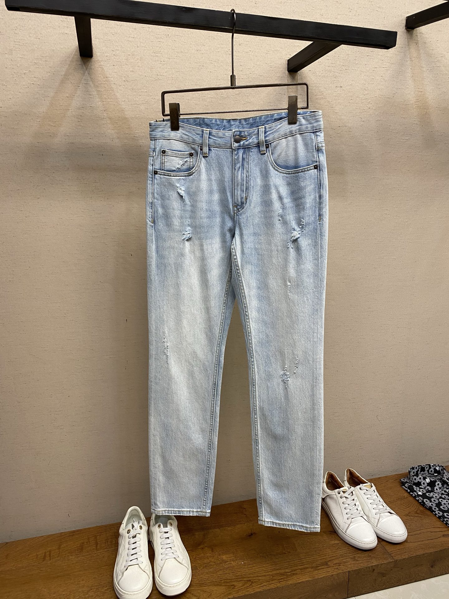 NO:849977,BV, 2026ss is easy to wear without being picky about your figure. There are not many restrictions on matching. It can be used casually and concisely to set off other items to show your own style and posture~ I have to give it a thumbs up for its practicality. There is no choice in the version/detailed design. Whoever wears it will look better. This pair of jeans really modifies the leg shape better than you think. The overall focus is on comfort. The size of the trouser legs is just right. It makes the legs slimmer and straighter. It can easily be worn to create long legs that fill the whole screen, and the elongated proportions are full of aura!  It can be matched with any style of item, and can be matched with various T-shirts/shirts and knitted jackets. You don’t have to worry about matching for daily outings. Sizes 29-38, no 37,,bottega veneta,jeans,jackets & coats,shirts,tees,t-shirt,19860909BV,2026ss好穿不挑身材在搭配上没有太多的限制 随意简洁的衬托其他单品,来展现自己的风格姿态～ 对于它的实穿性不得不竖起一个大拇指了,版型／细节设计没得挑,谁穿谁好看.这款牛仔裤真的要比你想象中更加修饰腿型,整体以舒适为主,裤腿大小做的恰到好处,显瘦显腿直,轻松穿出满屏的大长腿,拉长比例气场全开！ 可以百搭任何风格的单品,搭配各种T恤／衬衫,针织外套都可,日常外出不必再为搭配而烦恼了 尺码29-38,无37,,bottega veneta,jeans,jackets & coats,shirts,tees，t-shirt,,Men's clothing