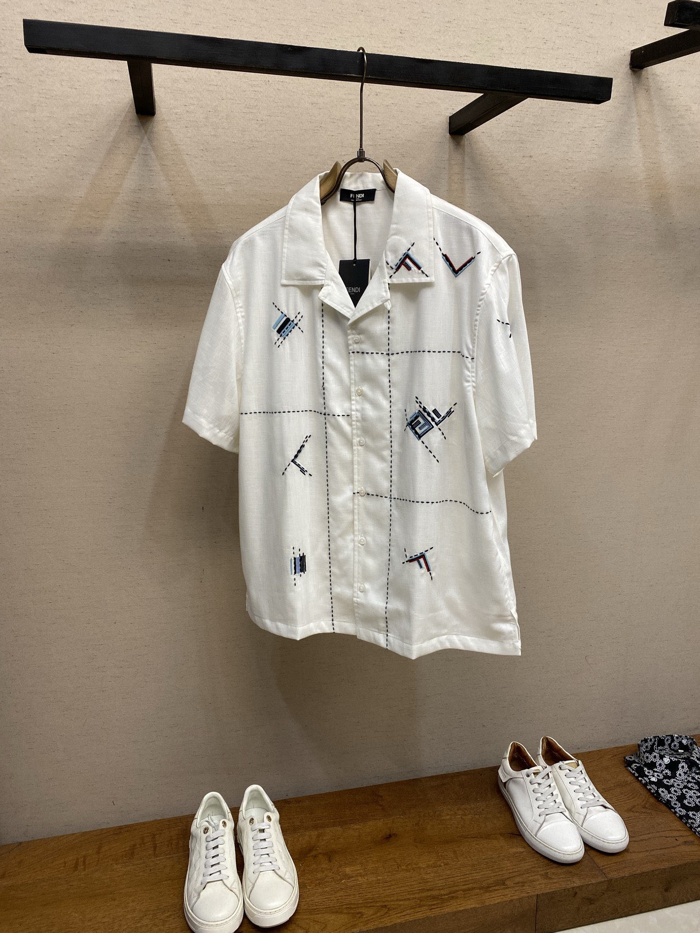 NO:859989,Fendi, Fendi 26ss new double F embroidered bowling collar linen short-sleeved shirt, sizes S-XL,,fendi,fendi,shirts,T-shirt,19860909Fendi,芬迪 26ss新款双F刺绣保龄球领亚麻短袖衬衫 尺码S-XL,,fendi,fendi,shirts,T-shirt,,Men's clothing