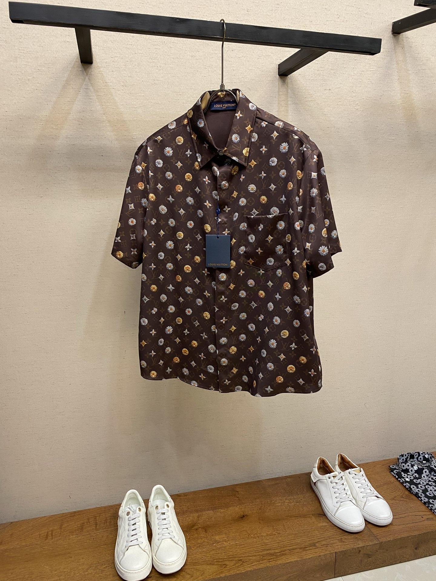 NO:860012,1V,Louis Vuitton daisy print mulberry silk short-sleeved shirt size XS-L,,louis vuitton,shirts,T-shirt,198609091V,路易威登 雏菊印花桑蚕丝短袖衬衫 尺码XS-L,,louis vuitton,shirts,T-shirt,,Men's clothing