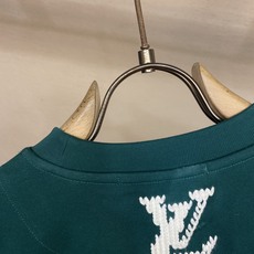 🌟🌟 1V,路易家2026SS 立体毛线绣花本款T恤为棉质面料浸染活泼色调,再借标识刺绣焕新经典风尚。正 🌟🌟 1V,路易家2026SS 立体毛线绣花本款T恤为棉质面料浸染活泼色调,再借标识刺绣焕新经典风尚。正
