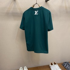 🌟🌟 1V,路易家2026SS 立体毛线绣花本款T恤为棉质面料浸染活泼色调,再借标识刺绣焕新经典风尚。正 🌟🌟 1V,路易家2026SS 立体毛线绣花本款T恤为棉质面料浸染活泼色调,再借标识刺绣焕新经典风尚。正