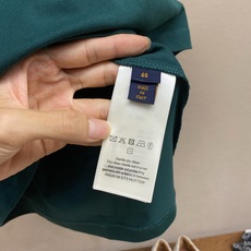 🌟🌟 1V,路易家2026SS 立体毛线绣花本款T恤为棉质面料浸染活泼色调,再借标识刺绣焕新经典风尚。正 🌟🌟 1V,路易家2026SS 立体毛线绣花本款T恤为棉质面料浸染活泼色调,再借标识刺绣焕新经典风尚。正