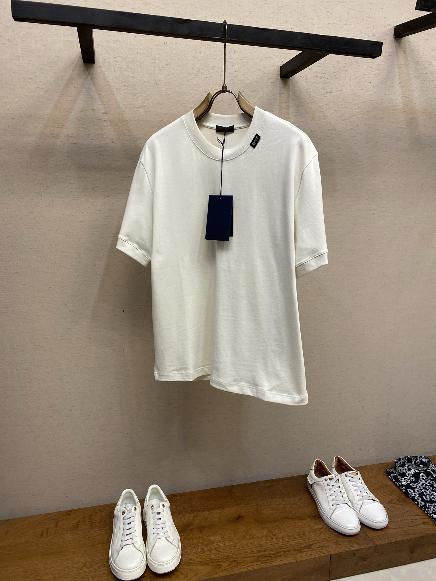 🌟🌟Prada，2026SS春夏这款柔软重磅棉质T恤采用直裁剪裁，os版型宽松舒适。罗纹针织圆领与袖口饰