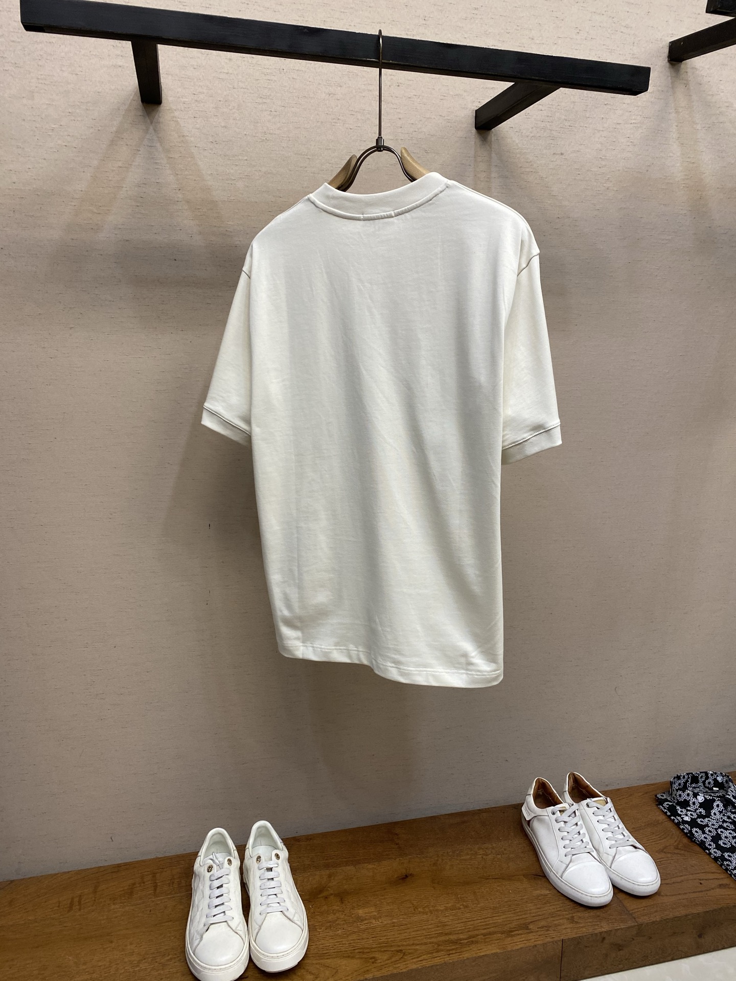 🌟🌟Prada，2026SS春夏这款柔软重磅棉质T恤采用直裁剪裁，os版型宽松舒适。罗纹针织圆领与袖口饰