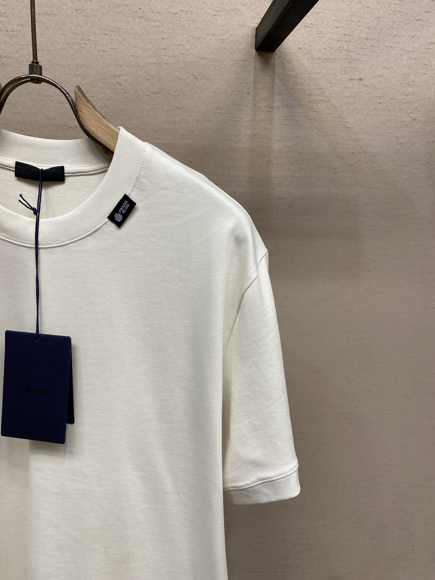 🌟🌟Prada，2026SS春夏这款柔软重磅棉质T恤采用直裁剪裁，os版型宽松舒适。罗纹针织圆领与袖口饰
