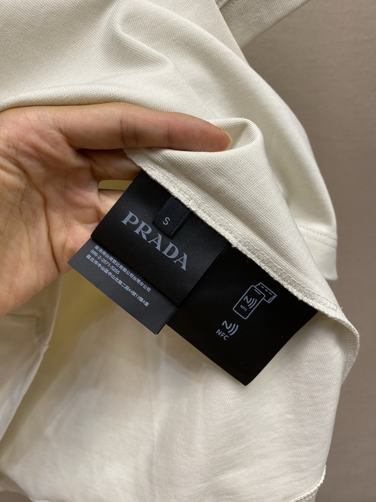 🌟🌟Prada，2026SS春夏这款柔软重磅棉质T恤采用直裁剪裁，os版型宽松舒适。罗纹针织圆领与袖口饰