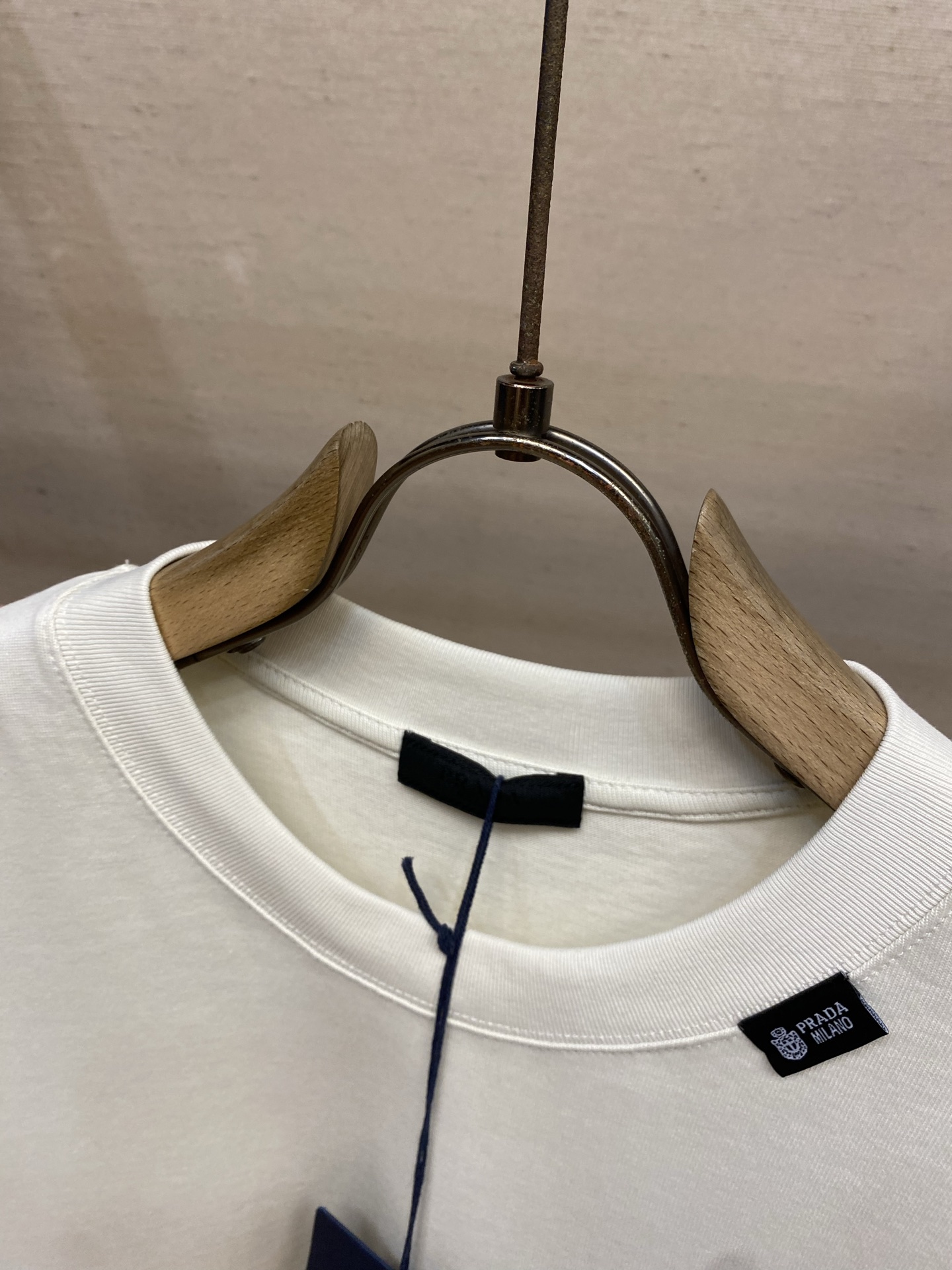 🌟🌟Prada，2026SS春夏这款柔软重磅棉质T恤采用直裁剪裁，os版型宽松舒适。罗纹针织圆领与袖口饰