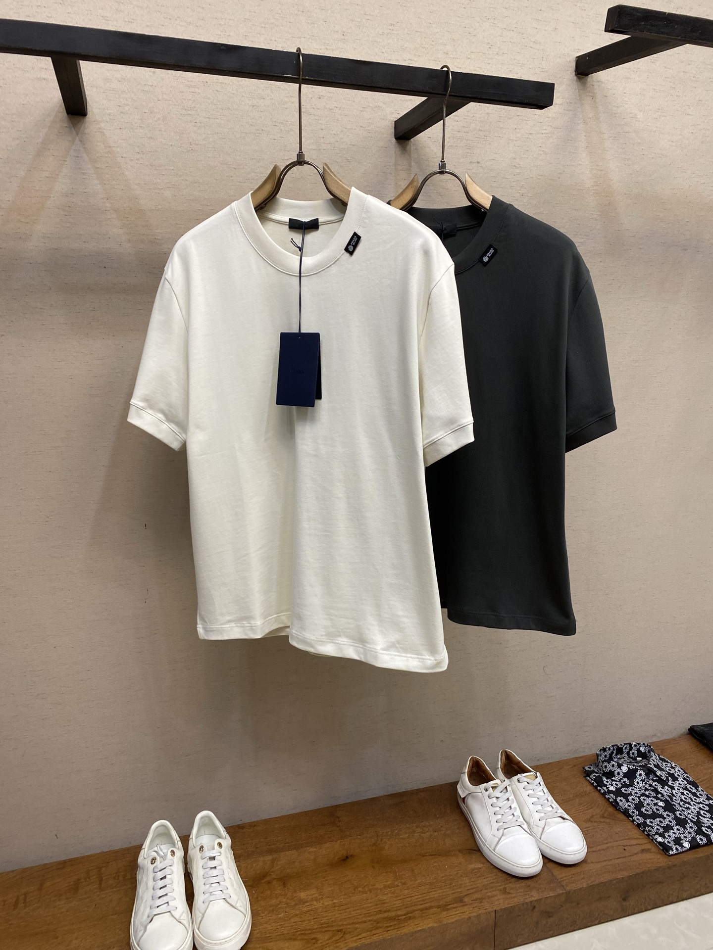 🌟🌟Prada，2026SS春夏这款柔软重磅棉质T恤采用直裁剪裁，os版型宽松舒适。罗纹针织圆领与袖口饰