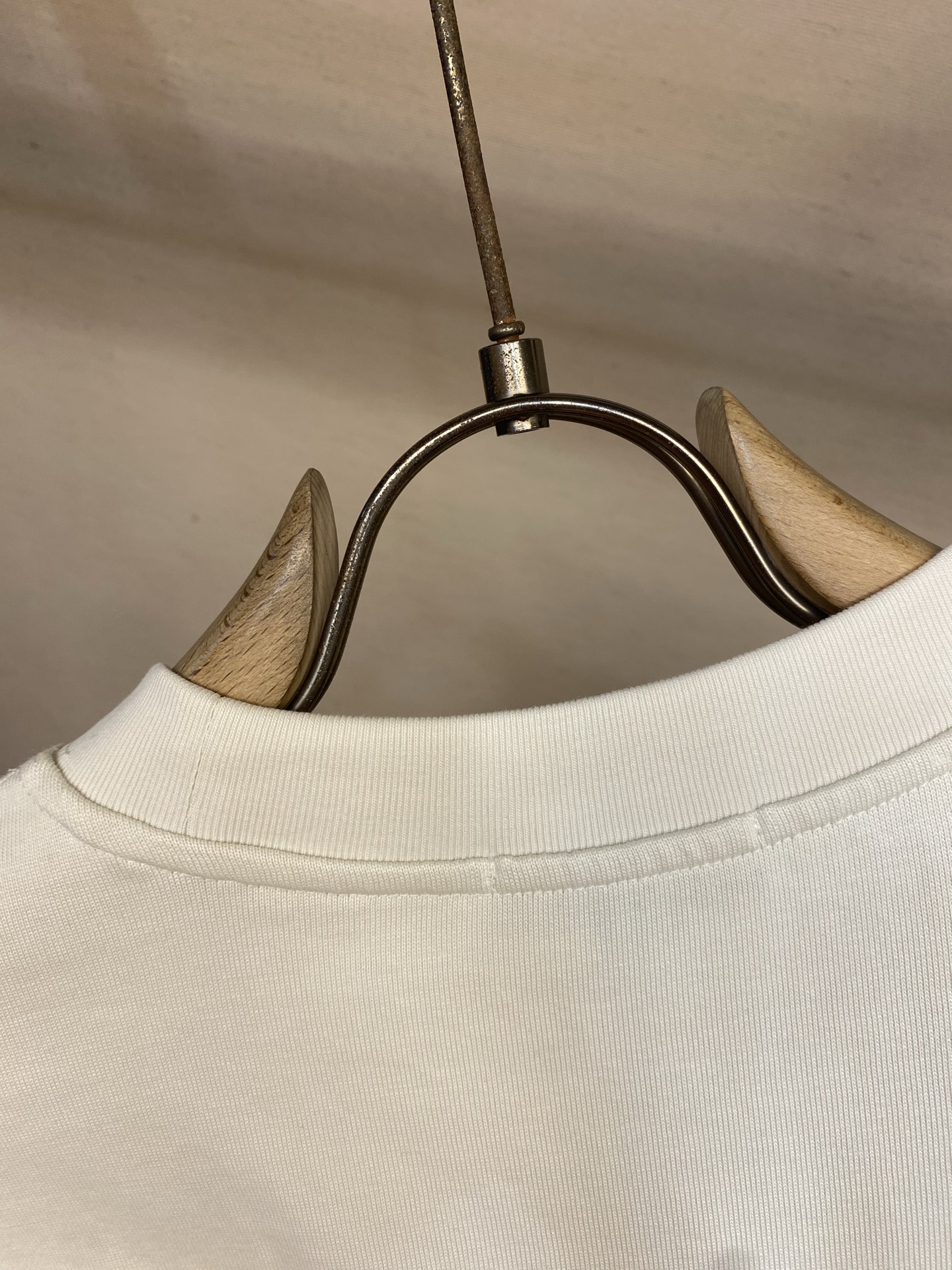 🌟🌟Prada，2026SS春夏这款柔软重磅棉质T恤采用直裁剪裁，os版型宽松舒适。罗纹针织圆领与袖口饰