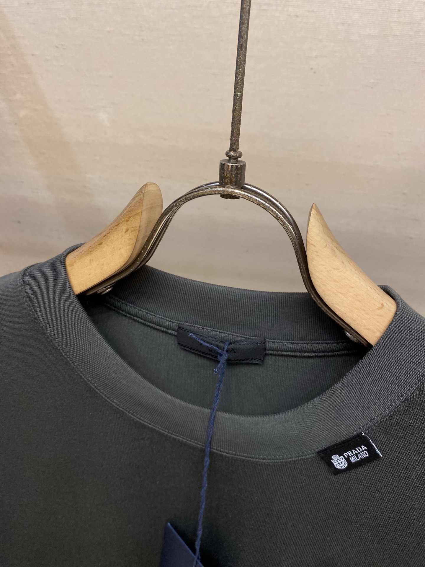 🌟🌟Prada，2026SS春夏这款柔软重磅棉质T恤采用直裁剪裁，os版型宽松舒适。罗纹针织圆领与袖口饰