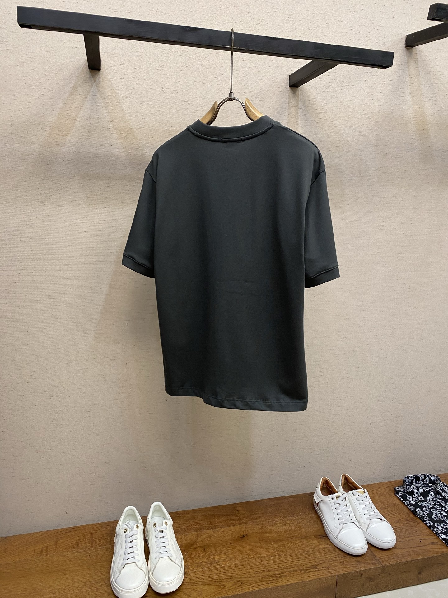 🌟🌟Prada，2026SS春夏这款柔软重磅棉质T恤采用直裁剪裁，os版型宽松舒适。罗纹针织圆领与袖口饰