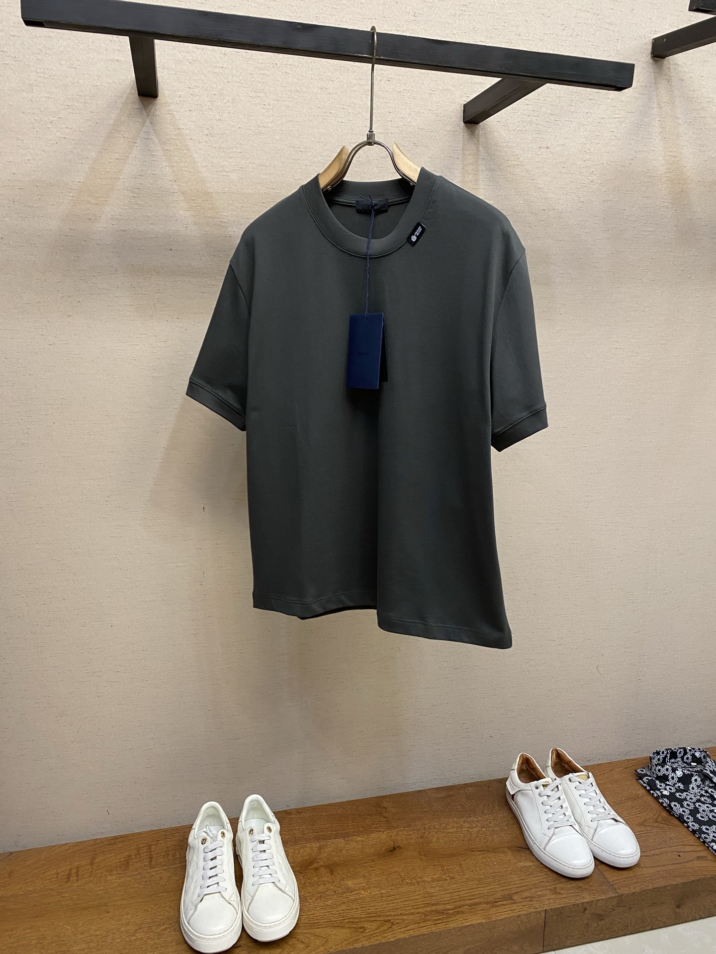 🌟🌟Prada，2026SS春夏这款柔软重磅棉质T恤采用直裁剪裁，os版型宽松舒适。罗纹针织圆领与袖口饰