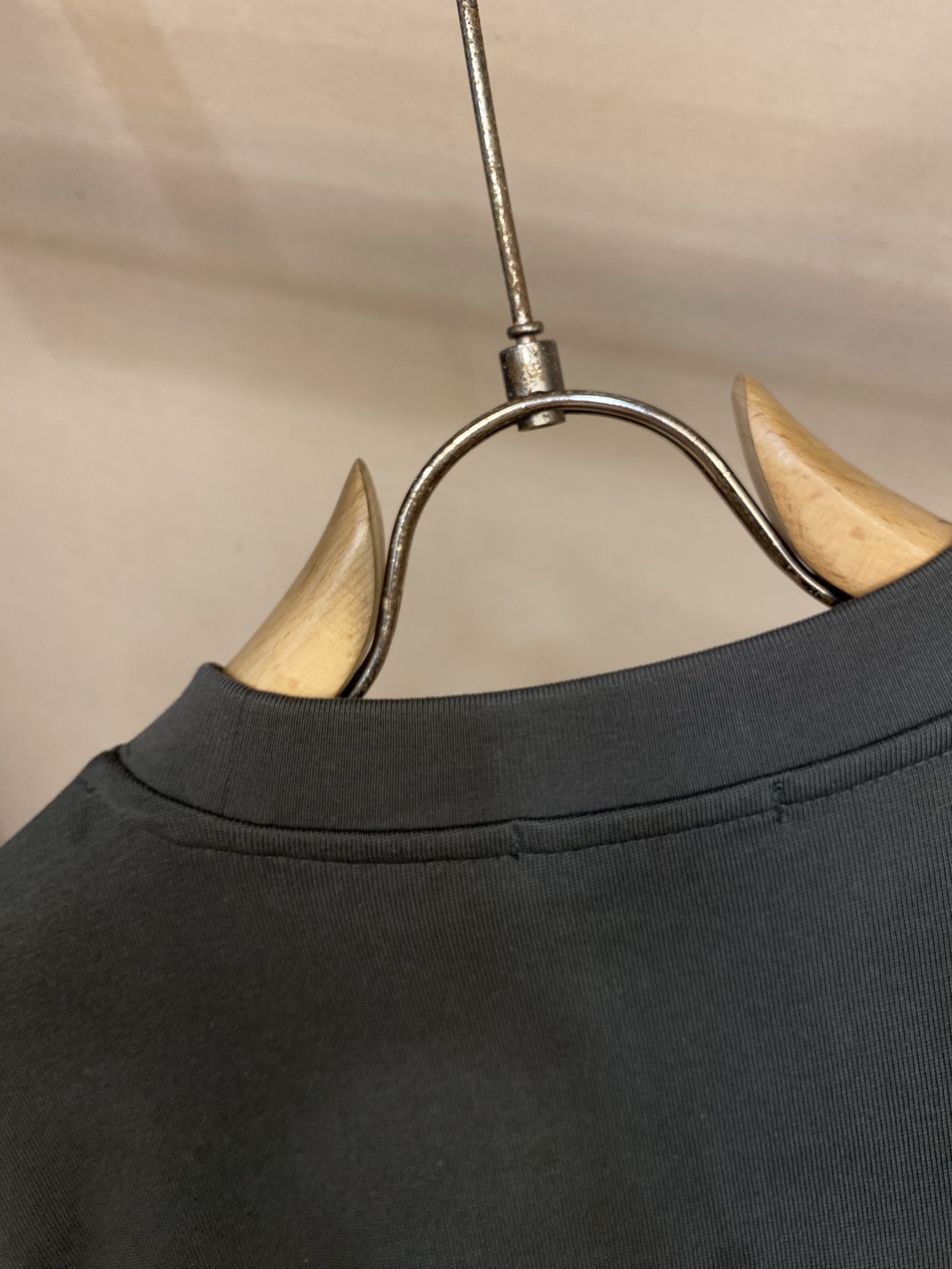 🌟🌟Prada，2026SS春夏这款柔软重磅棉质T恤采用直裁剪裁，os版型宽松舒适。罗纹针织圆领与袖口饰