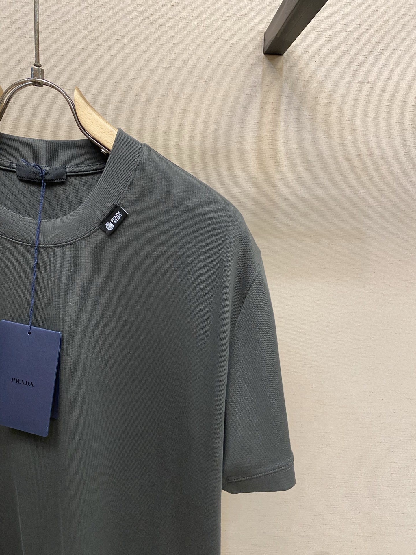 🌟🌟Prada，2026SS春夏这款柔软重磅棉质T恤采用直裁剪裁，os版型宽松舒适。罗纹针织圆领与袖口饰