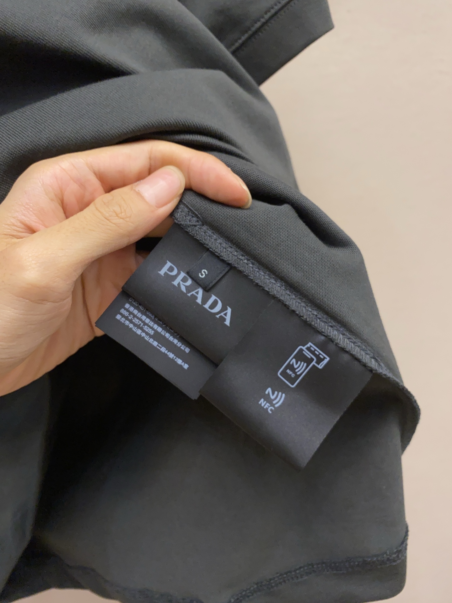 🌟🌟Prada，2026SS春夏这款柔软重磅棉质T恤采用直裁剪裁，os版型宽松舒适。罗纹针织圆领与袖口饰