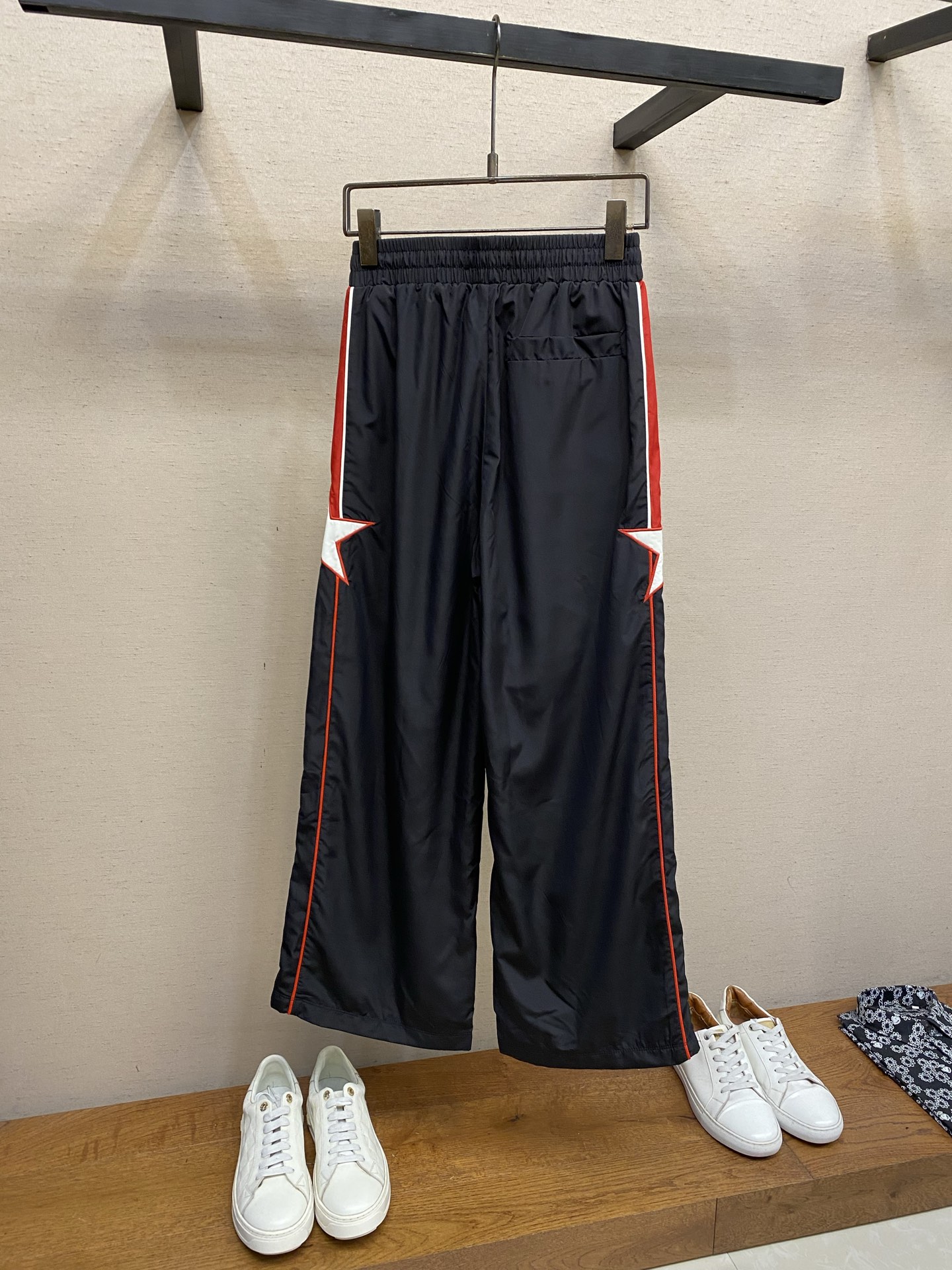 🌟🌟AMIRI，26SS 星星抽绳运动长裤 面料采用💯聚酯纤维运动面料 内里网布透气 星星Am贴布log