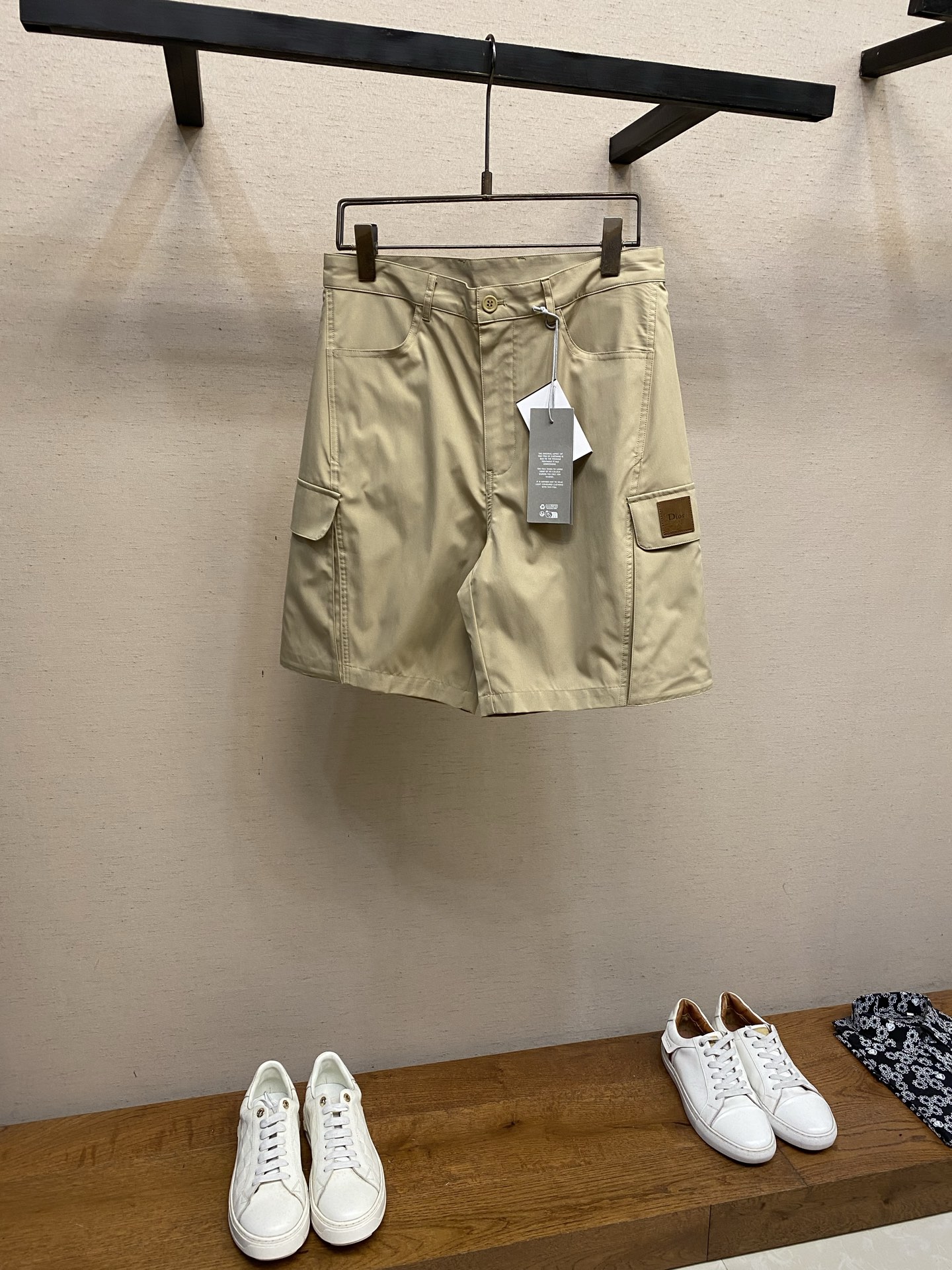 🌟🌟Dior，春夏新品工装短裤，前中拉链开合，棉质细纹面料，logo五金标识。两侧有袋，前中腰绳可系松紧