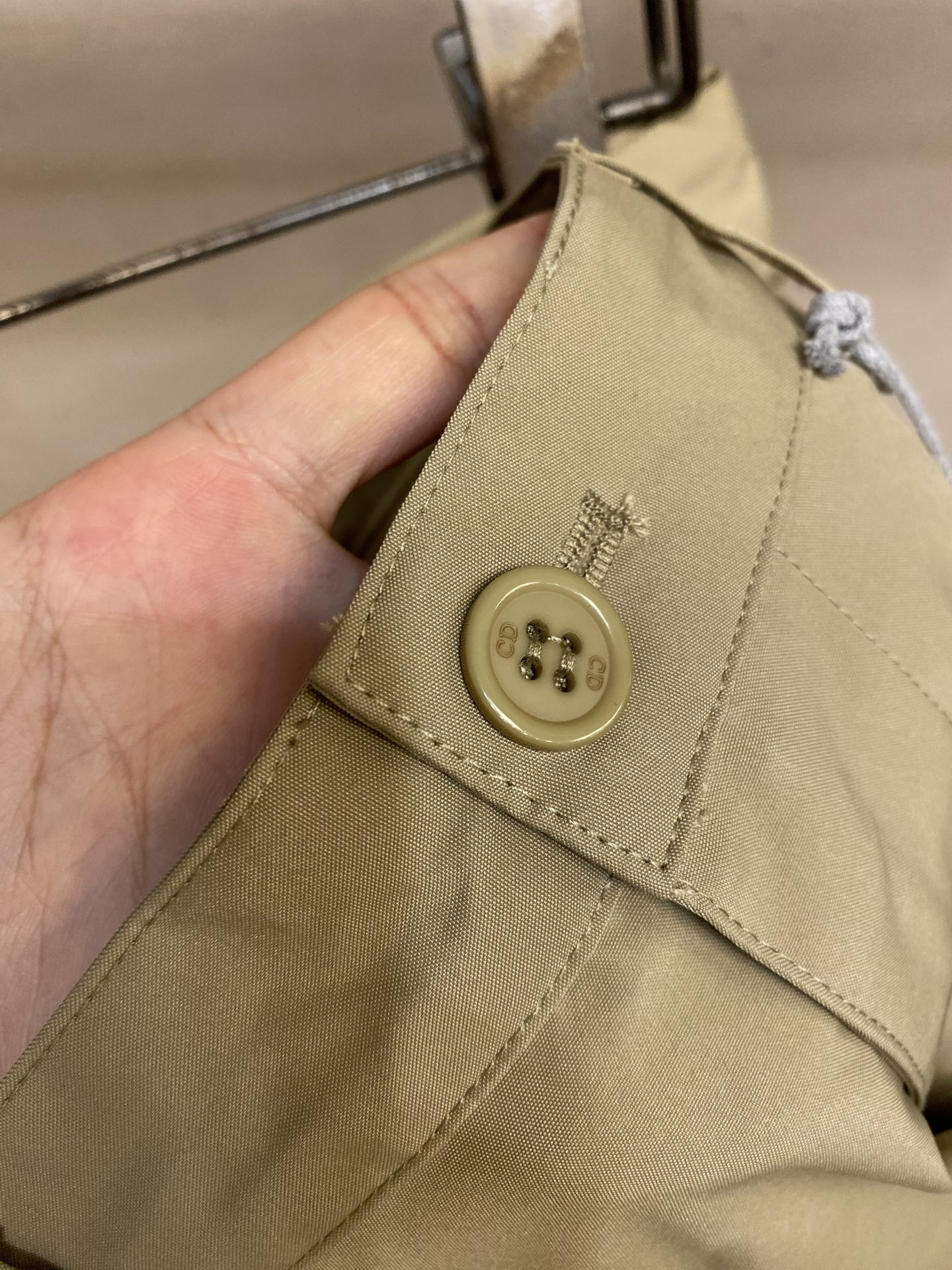 🌟🌟Dior，春夏新品工装短裤，前中拉链开合，棉质细纹面料，logo五金标识。两侧有袋，前中腰绳可系松紧