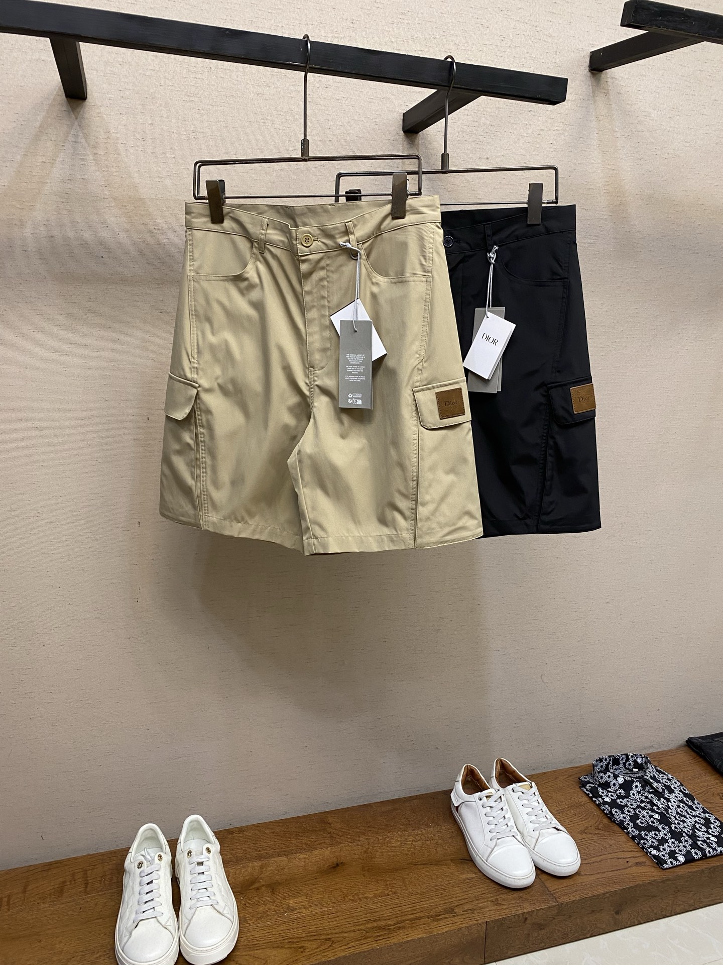 🌟🌟Dior，春夏新品工装短裤，前中拉链开合，棉质细纹面料，logo五金标识。两侧有袋，前中腰绳可系松紧