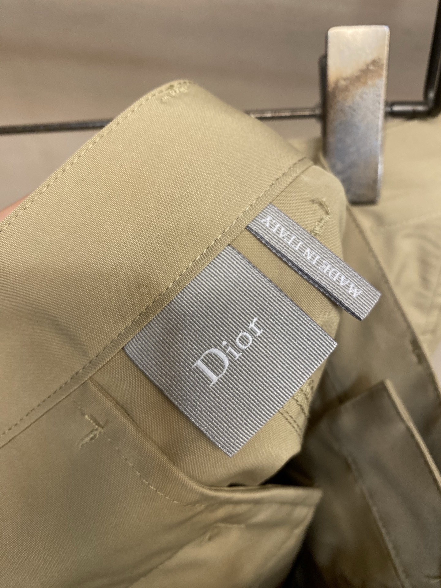 🌟🌟Dior，春夏新品工装短裤，前中拉链开合，棉质细纹面料，logo五金标识。两侧有袋，前中腰绳可系松紧