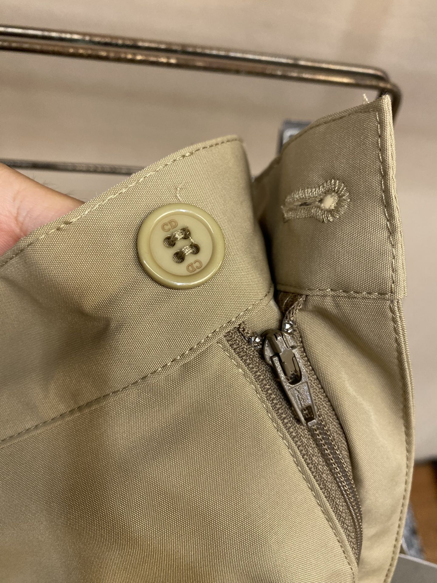 🌟🌟Dior，春夏新品工装短裤，前中拉链开合，棉质细纹面料，logo五金标识。两侧有袋，前中腰绳可系松紧
