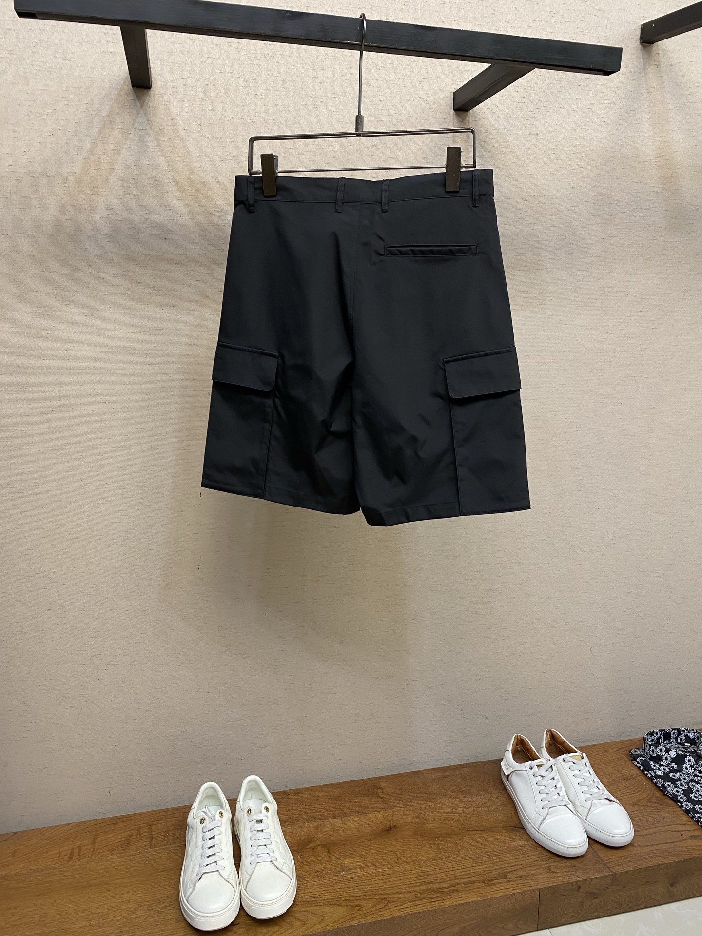 🌟🌟Dior，春夏新品工装短裤，前中拉链开合，棉质细纹面料，logo五金标识。两侧有袋，前中腰绳可系松紧