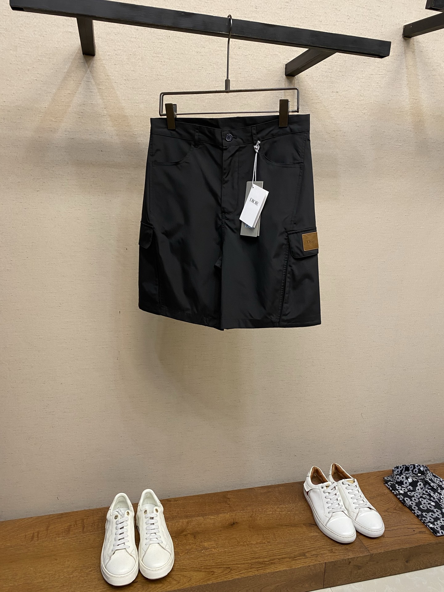 🌟🌟Dior，春夏新品工装短裤，前中拉链开合，棉质细纹面料，logo五金标识。两侧有袋，前中腰绳可系松紧